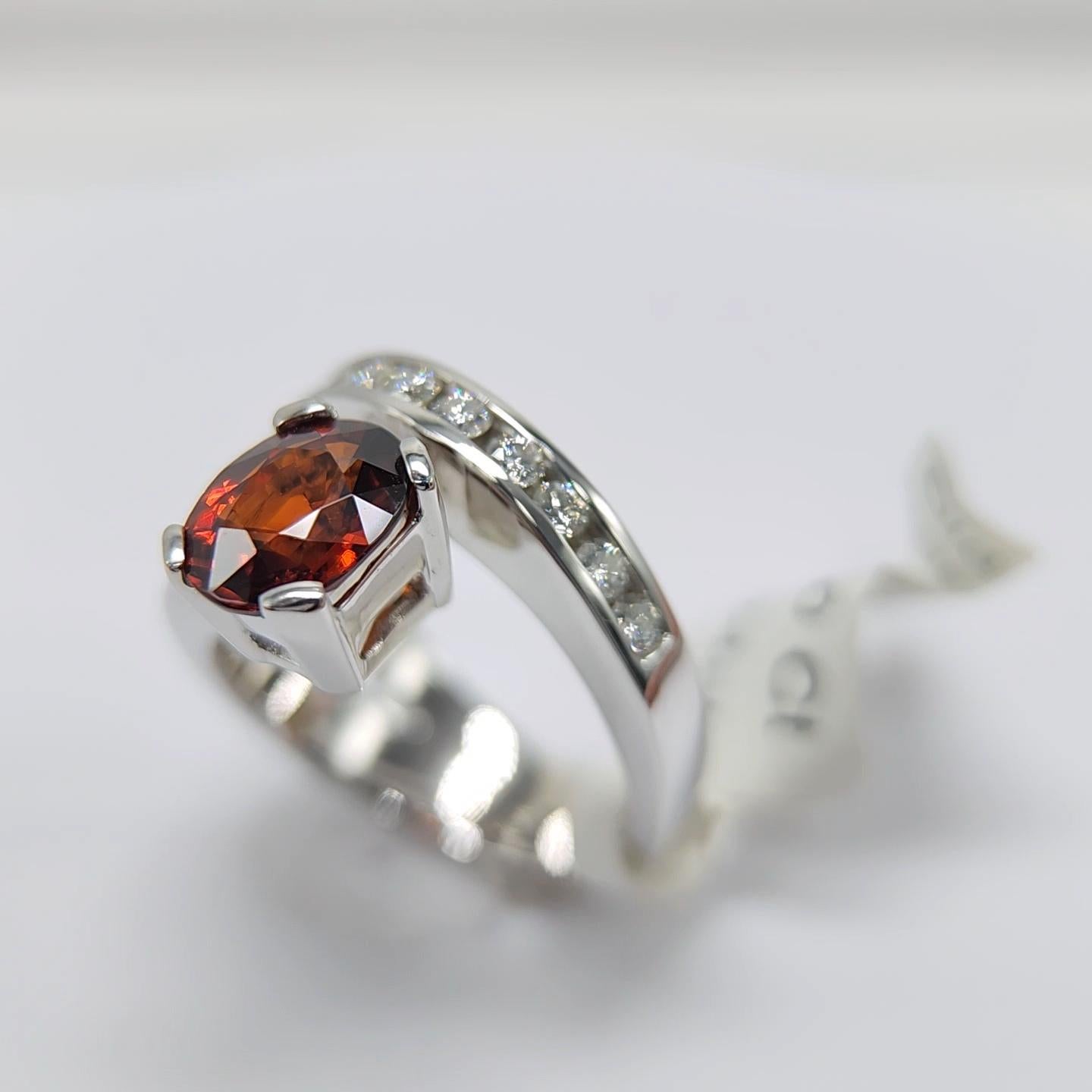 Anello con granato rosso e diamante in oro bianco 14 carati Granato naturale del Mozambico 2,34 carati in vendita 13