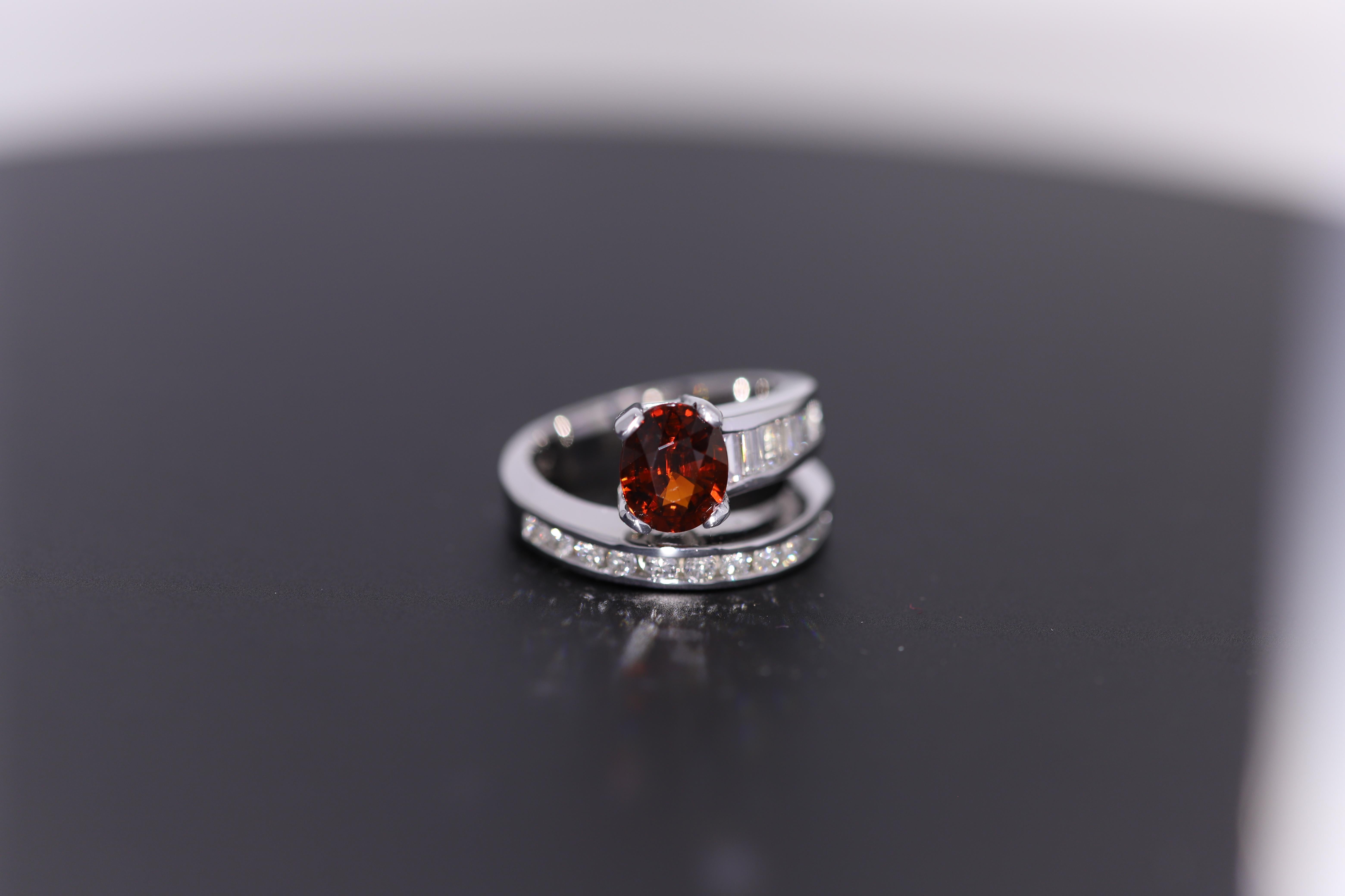 Granato spessartino naturale non trattato e non riscaldato del Mozambico 2,34 carati (8 x 7 mm)
con splendidi diamanti rotondi e baguette per un totale di 0,90 carati G-VS
Oro bianco 14k 10,0 grammi
dito misura 6,5 - non può  essere ridimensionato