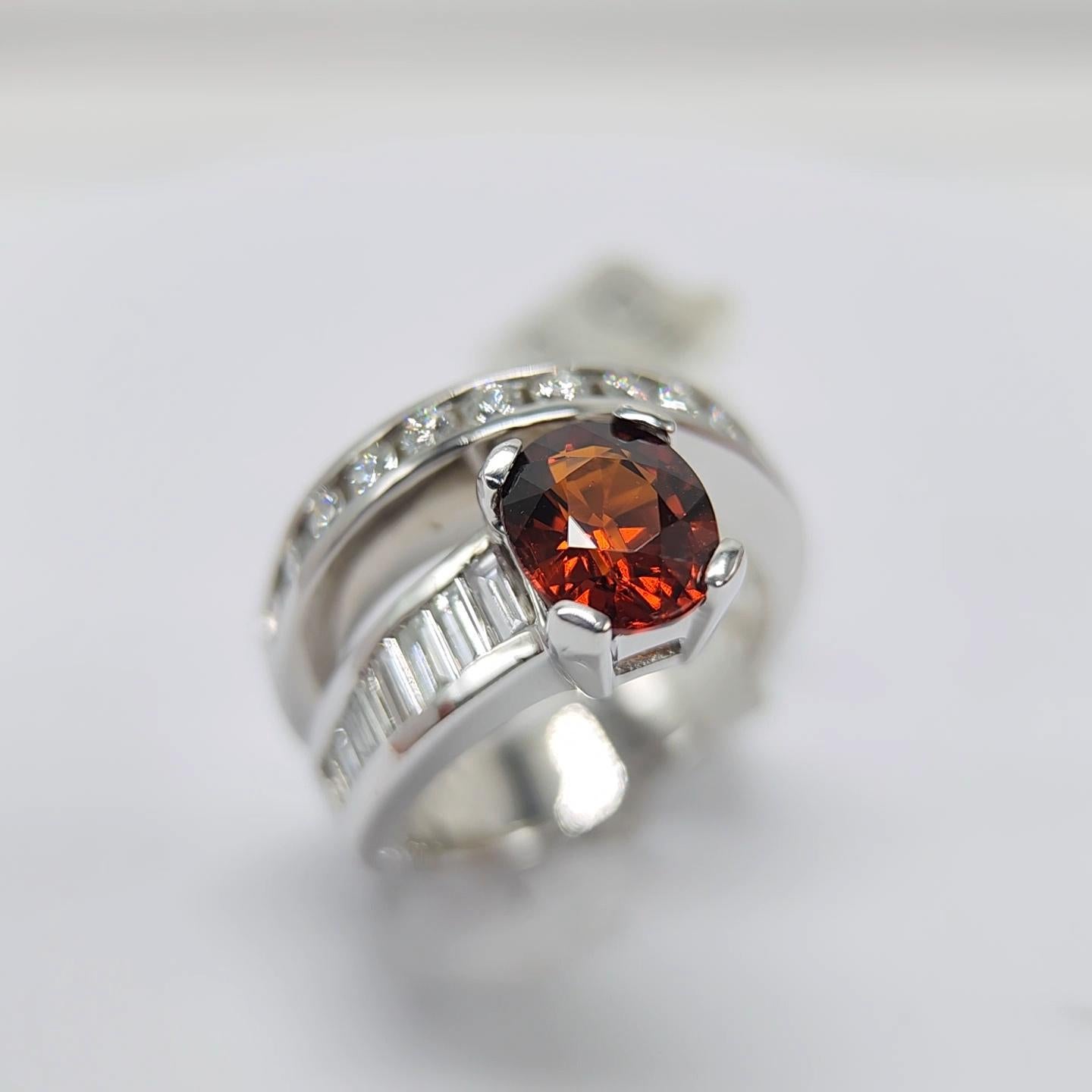 Anello con granato rosso e diamante in oro bianco 14 carati Granato naturale del Mozambico 2,34 carati in vendita 15