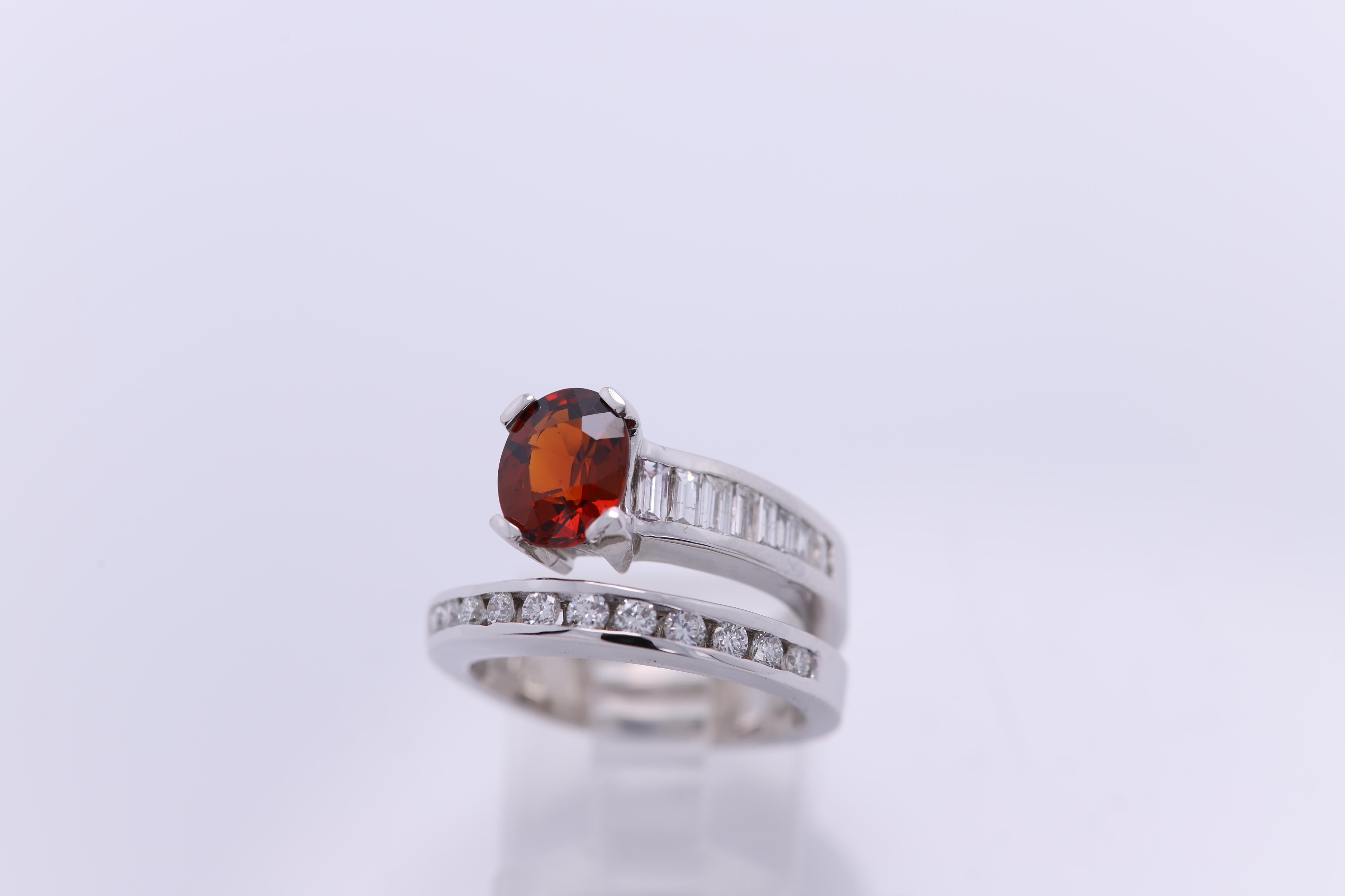 Donna Anello con granato rosso e diamante in oro bianco 14 carati Granato naturale del Mozambico 2,34 carati in vendita