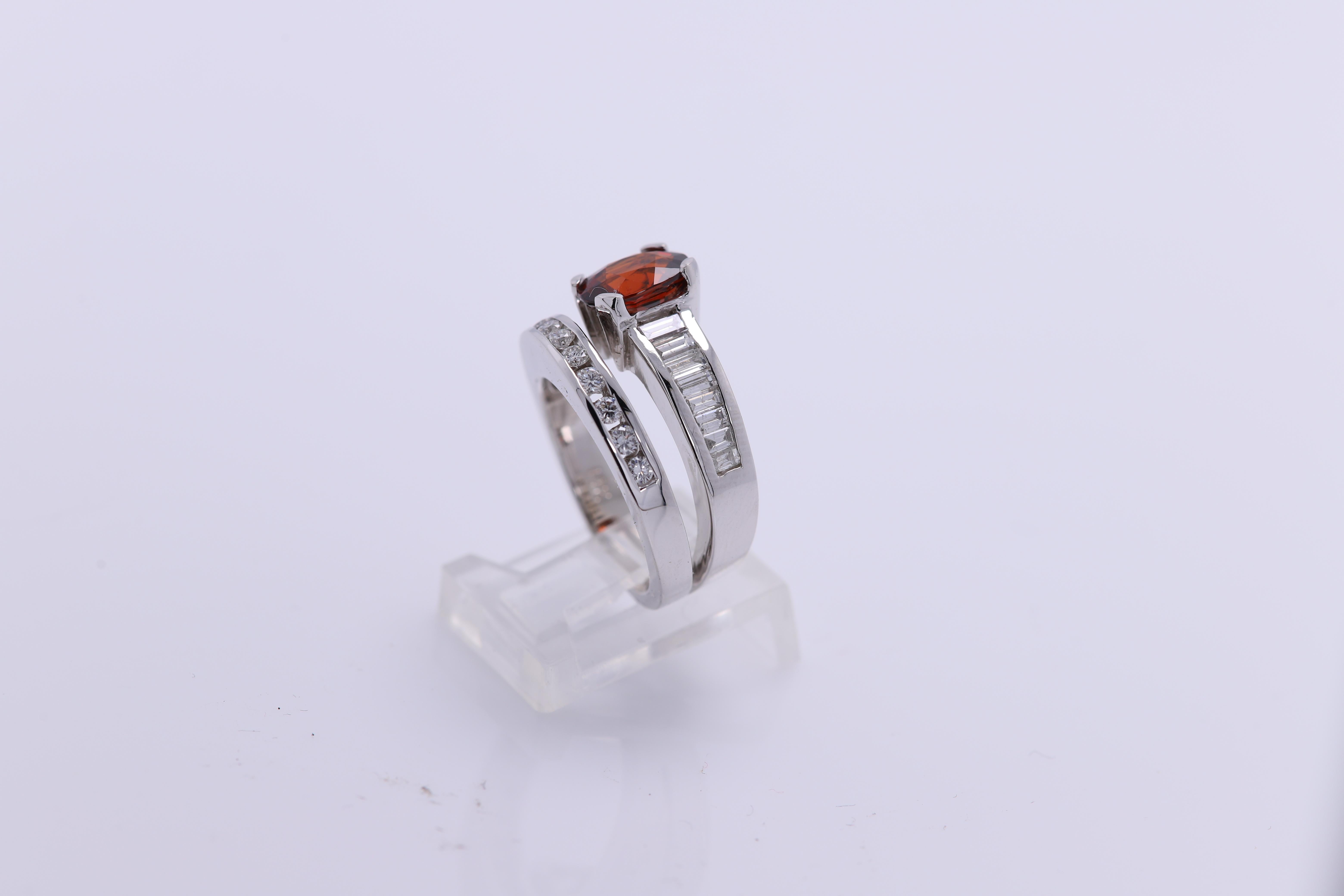 Anello con granato rosso e diamante in oro bianco 14 carati Granato naturale del Mozambico 2,34 carati in vendita 2