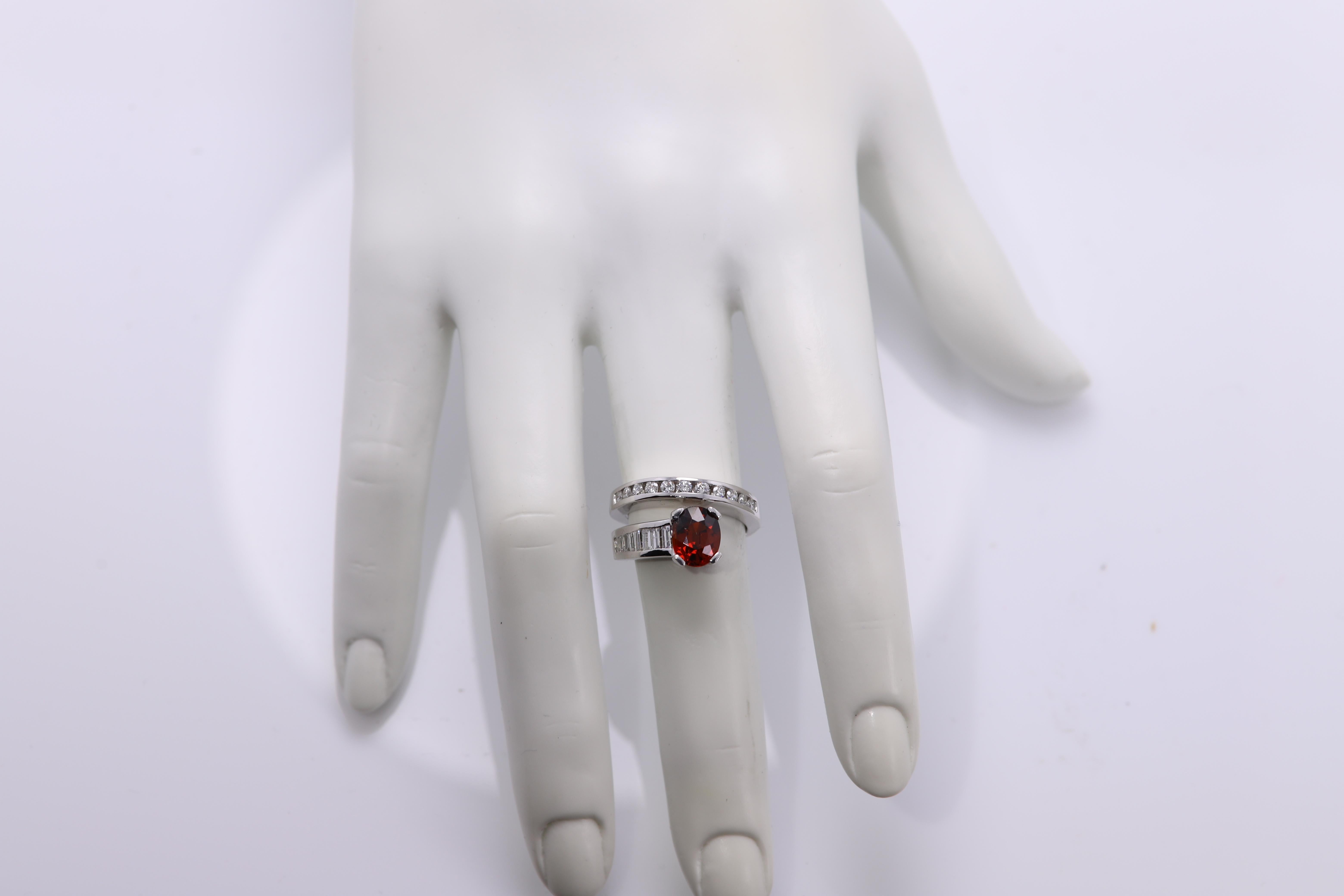 Anello con granato rosso e diamante in oro bianco 14 carati Granato naturale del Mozambico 2,34 carati in vendita 3