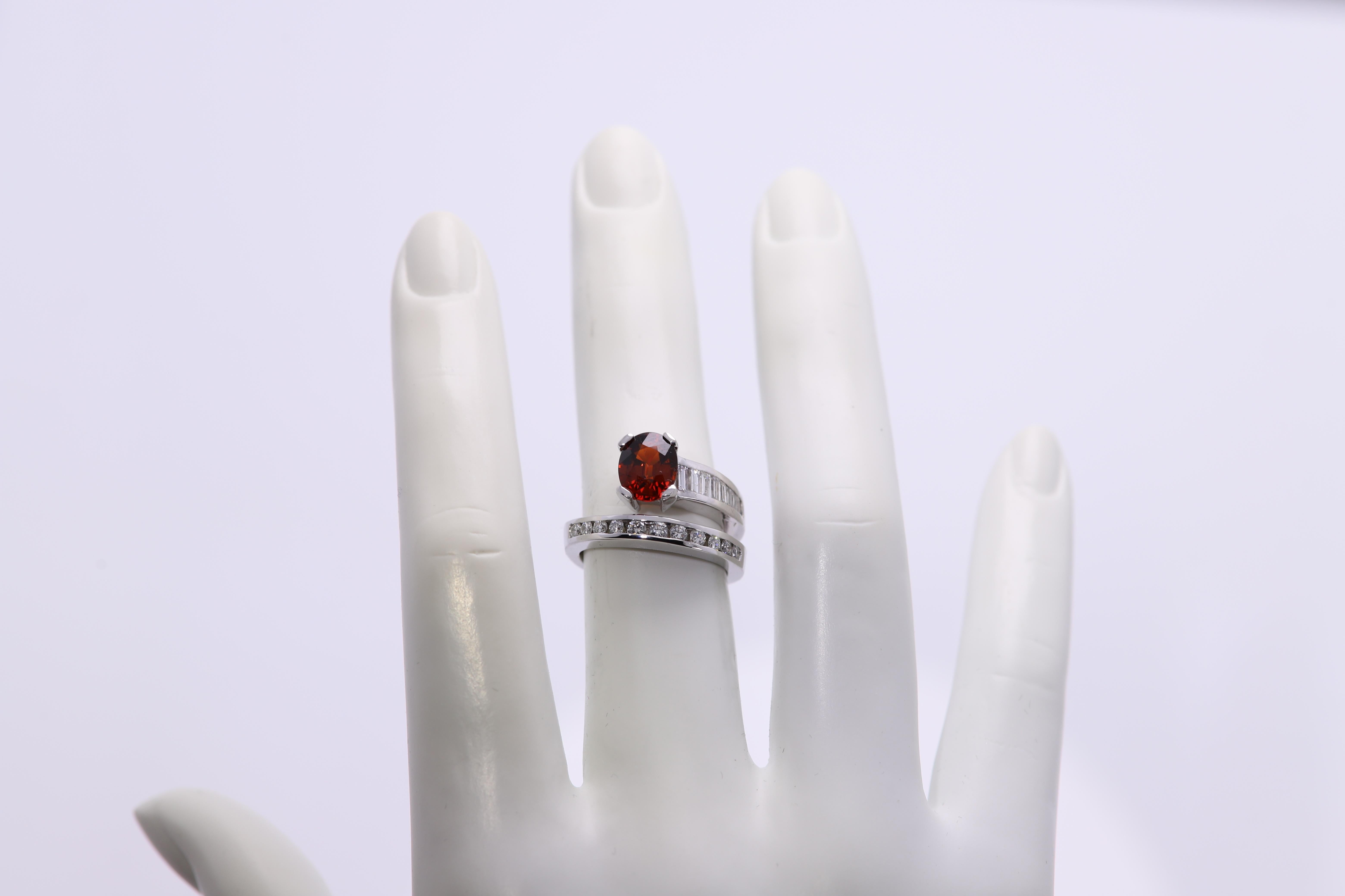 Anello con granato rosso e diamante in oro bianco 14 carati Granato naturale del Mozambico 2,34 carati in vendita 4