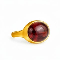 Anillo con cabujón de granate rojo