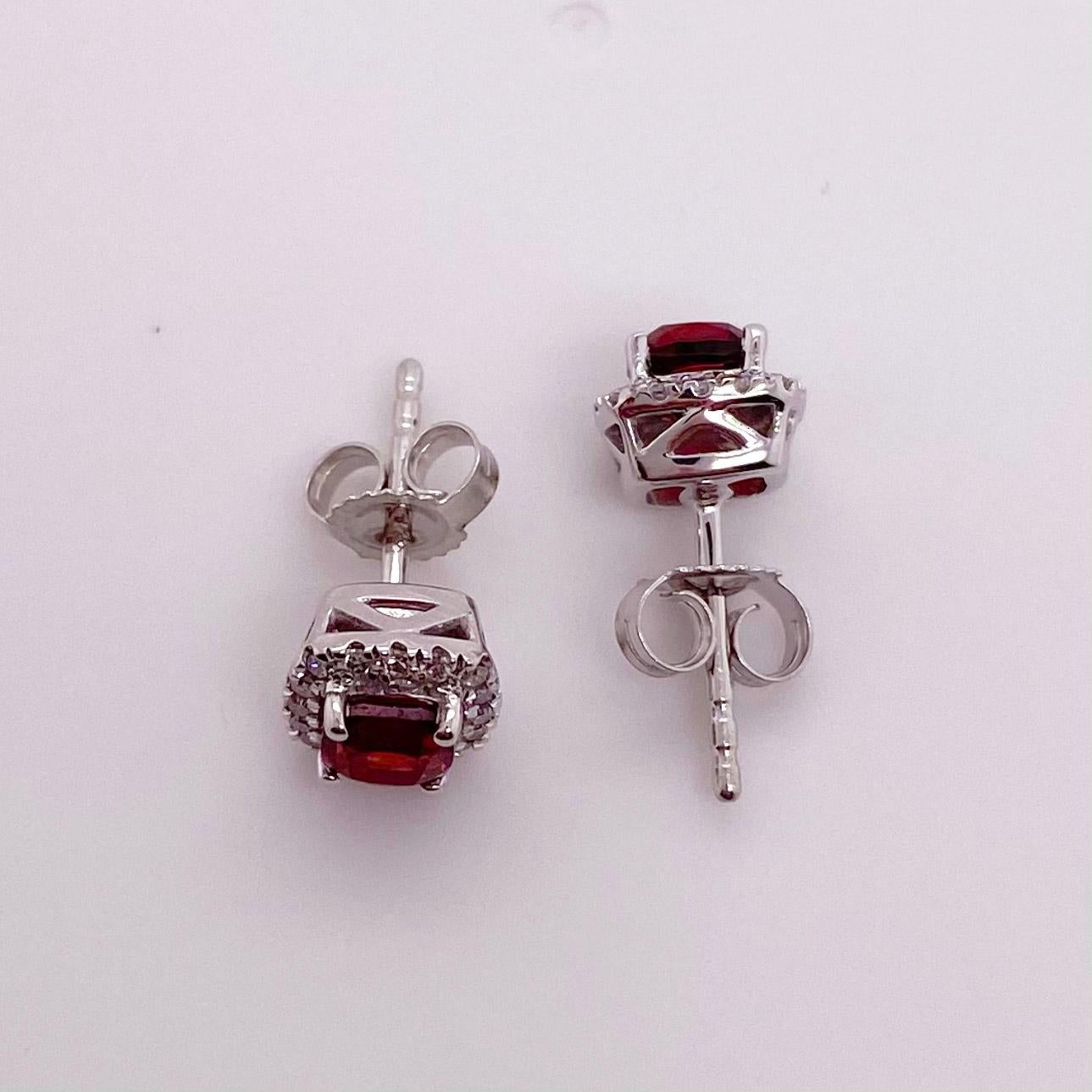Moderne Boucles d'oreilles grenat rouge avec halo de diamants, blanc en vente