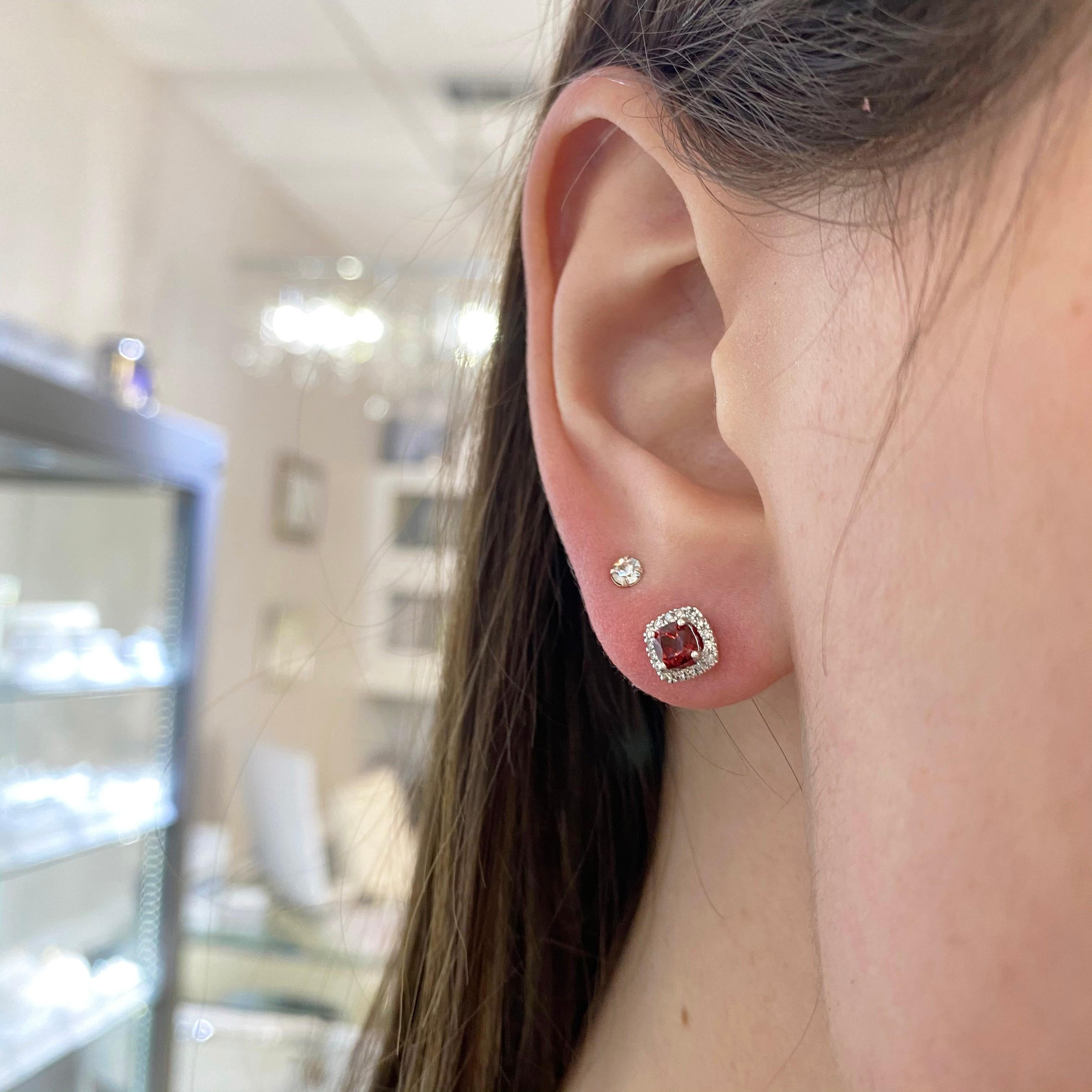 Taille carrée Boucles d'oreilles grenat rouge avec halo de diamants, blanc en vente