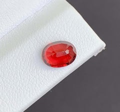 Gema Granate Rojo: Piedra de Nacimiento de Enero, talla oval, 1.63 quilates