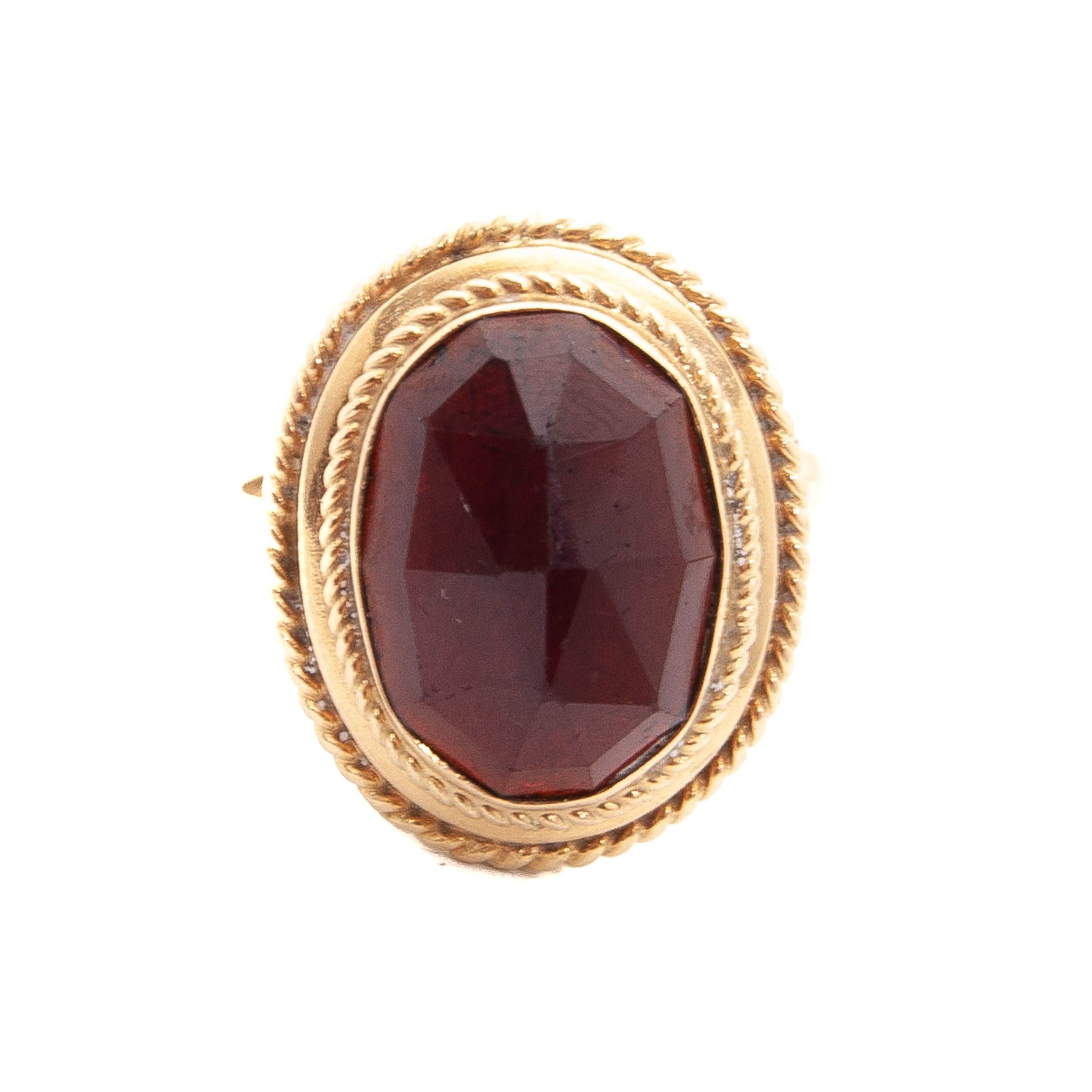 Oval-Shaped 14 Karat Yellow Gold Rope Motif Garnet Ring In Good Condition In Rotterdam, NL