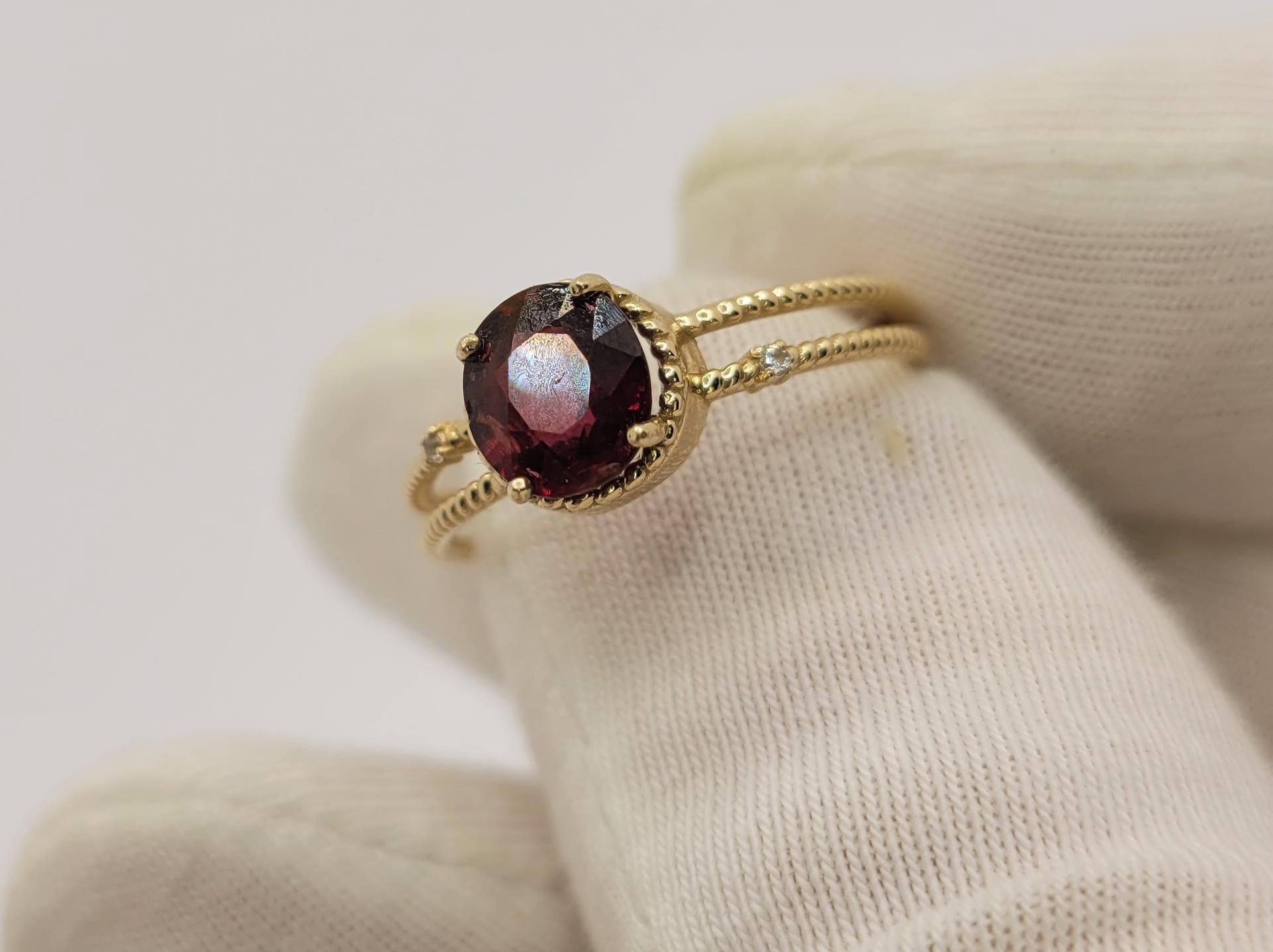 Red garnet gold ring. 5