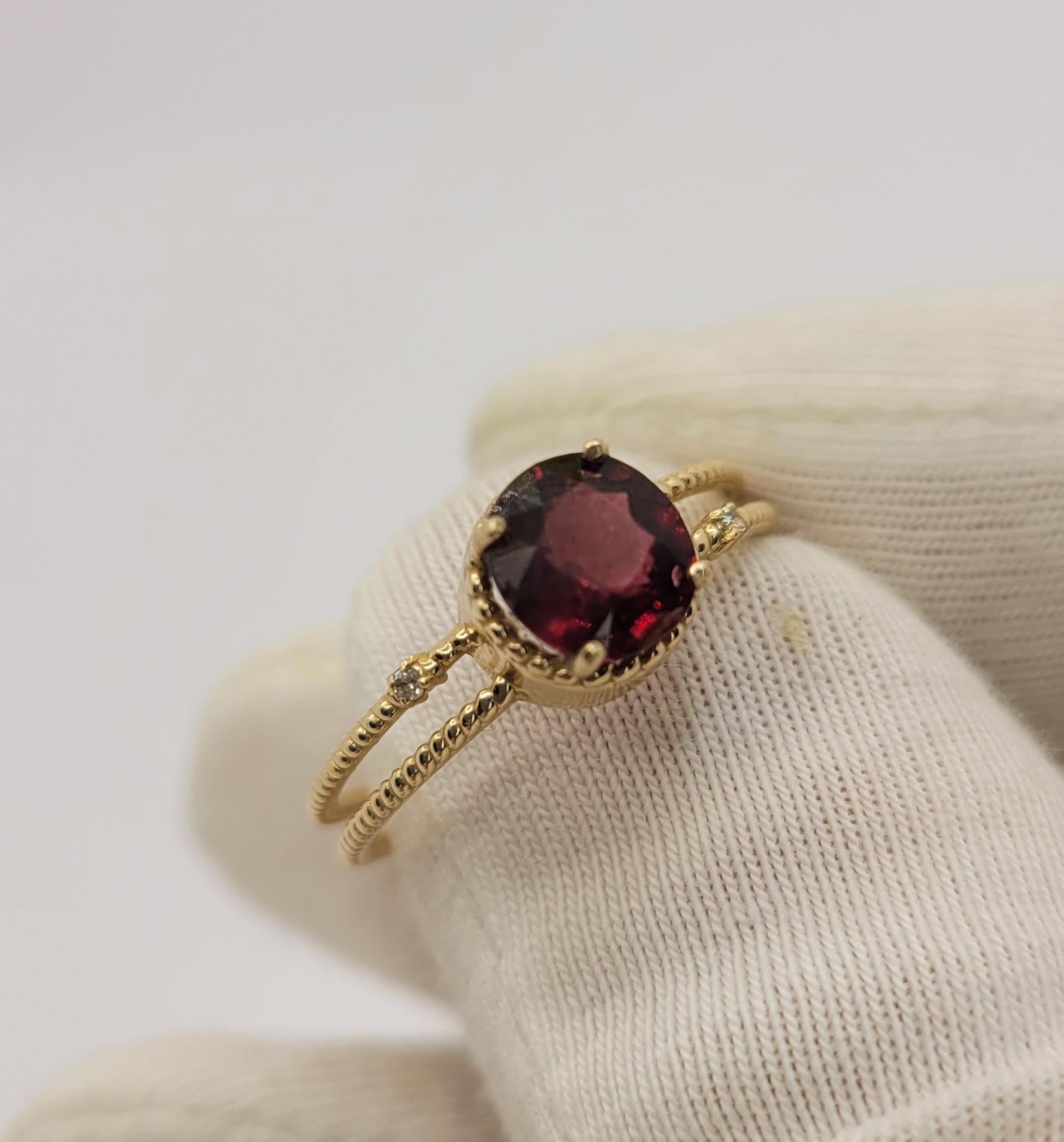 Red garnet gold ring. 6