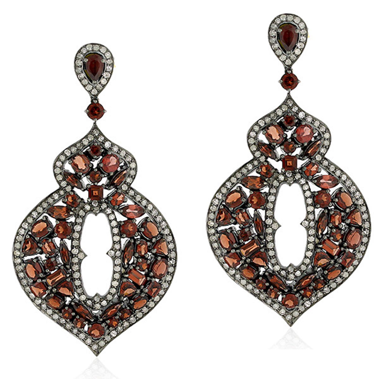 Taglio misto Orecchini di granato rosso a forma mista con diamanti in oro 18k e argento in vendita