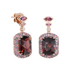 Sunita Nahata grenat 15.70 carats Boucles d'oreilles en 18KRG avec pierres mixtes et diamant.
