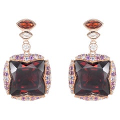 Sunita Nahata grenat 26.11 carats Boucles d'oreilles en 18KRG avec pierres mixtes et diamant.