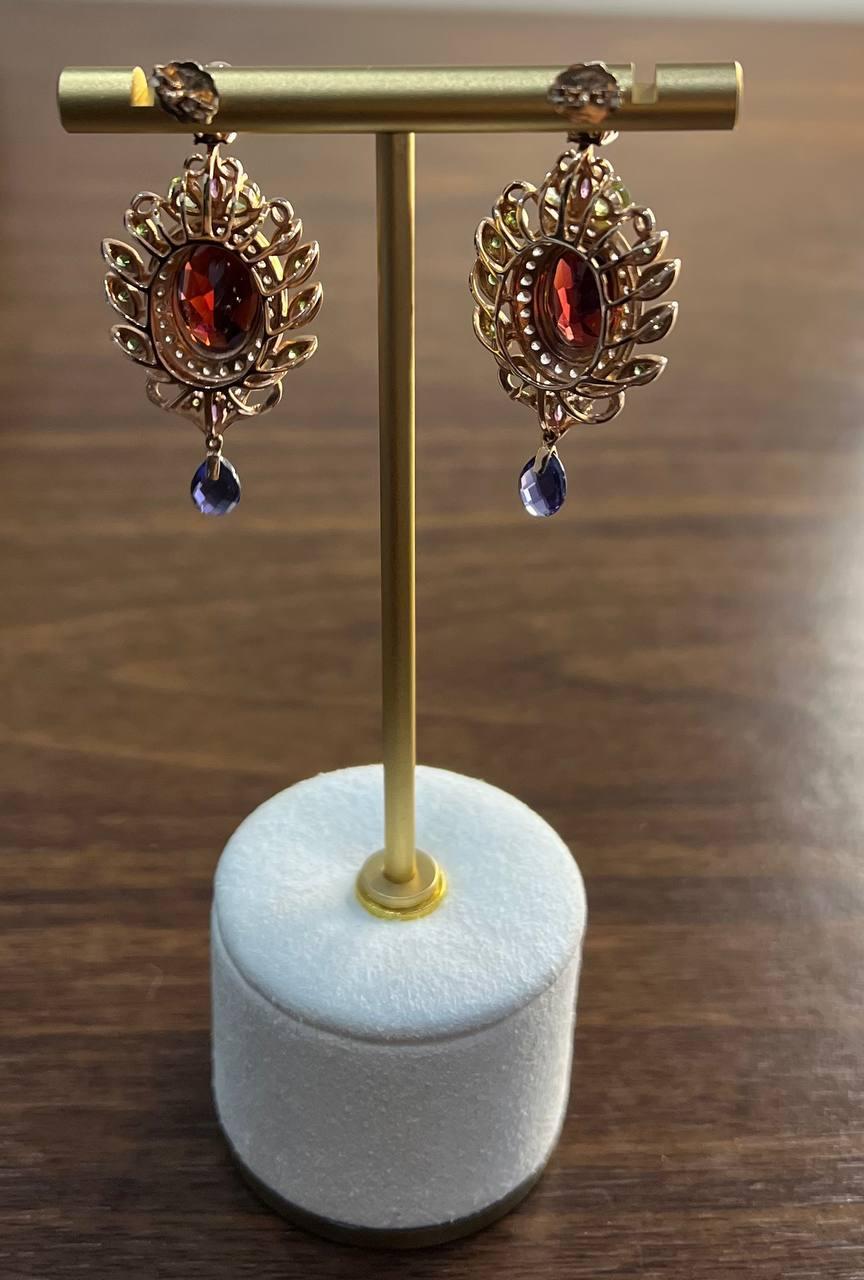 Taille ovale Boucles d'oreilles fantaisie en or, grenat rouge, saphir vert, bleu, péridot et diamants en vente