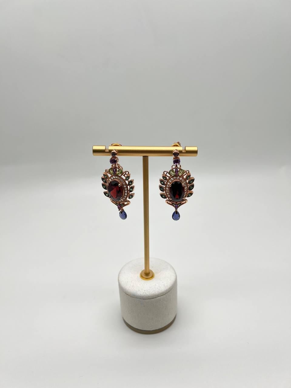 Boucles d'oreilles fantaisie en or, grenat rouge, saphir vert, bleu, péridot et diamants Neuf - En vente à Oakton, VA