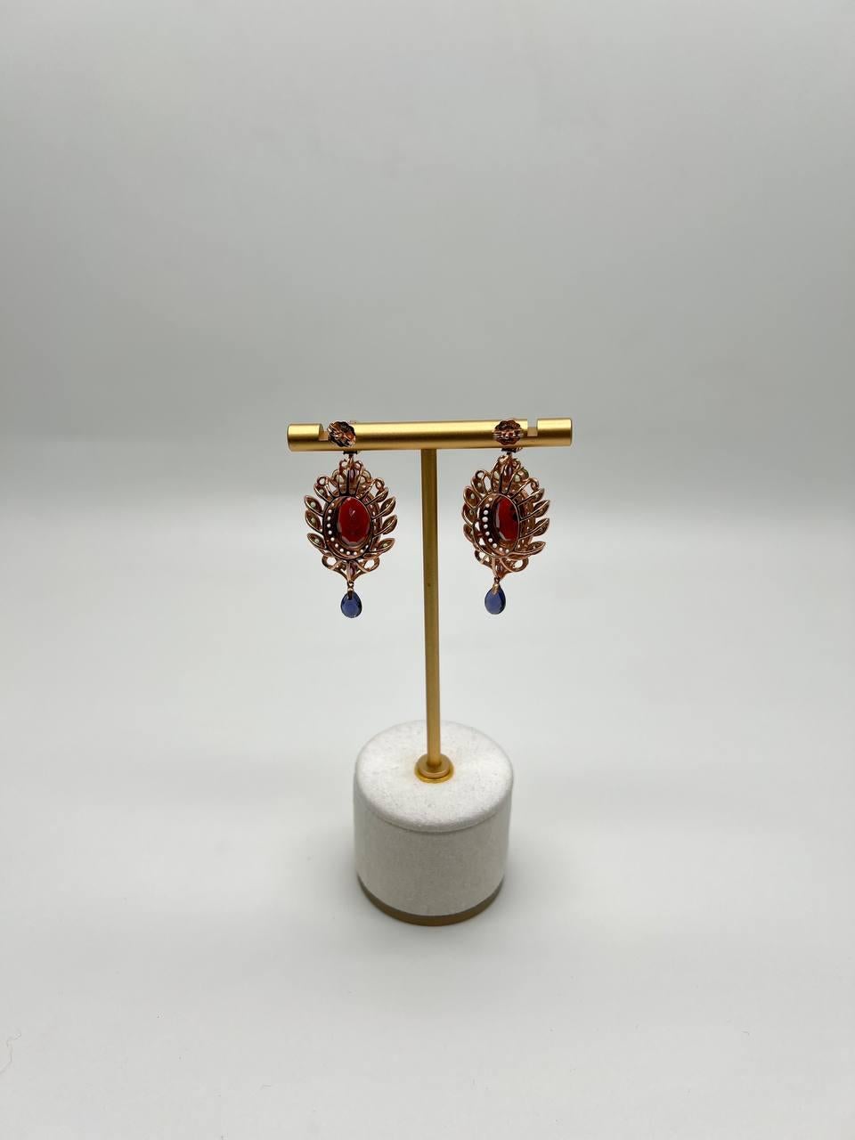 Boucles d'oreilles fantaisie en or, grenat rouge, saphir vert, bleu, péridot et diamants Pour femmes en vente