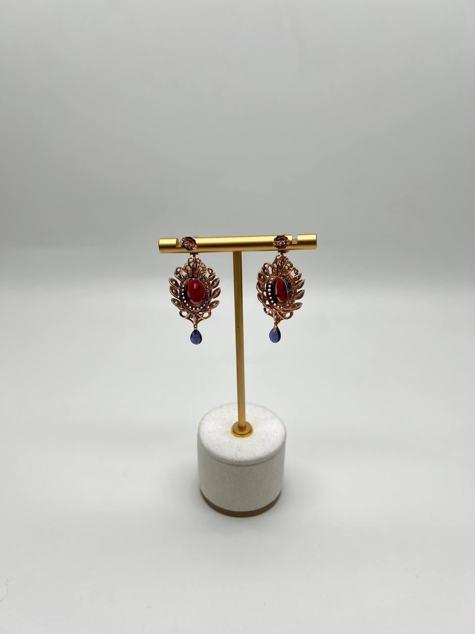 Boucles d'oreilles fantaisie en or, grenat rouge, saphir vert, bleu, péridot et diamants en vente 1