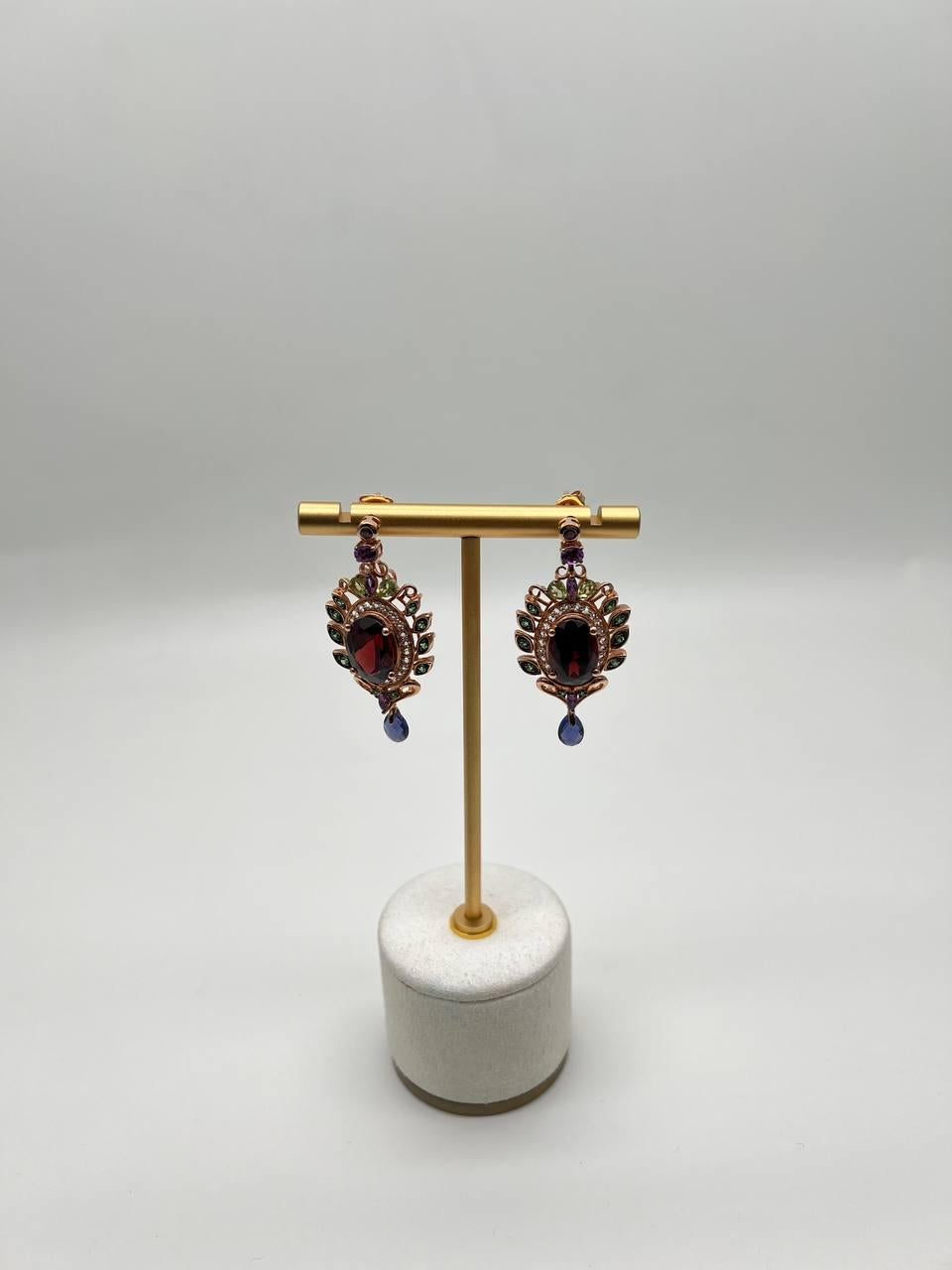 Boucles d'oreilles fantaisie en or, grenat rouge, saphir vert, bleu, péridot et diamants en vente 3