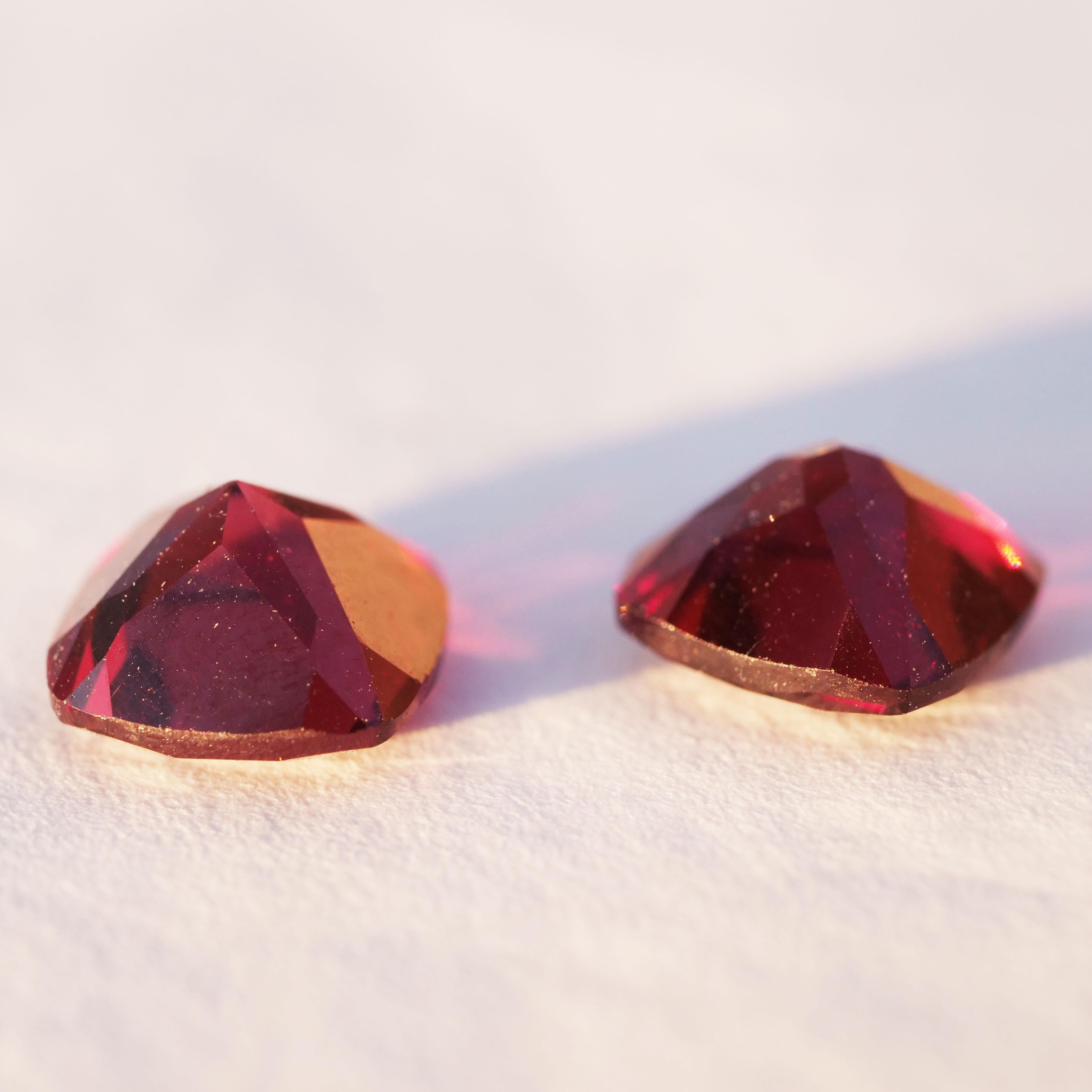 this pair of very fine red garnets can be a amazing jewelry, 2 garnets with 7 x 7 mm, 4,4 mm deep, AAA+, square cut, color light red with a flush blue, eye clean, brilliance very good, cut very good, total 3.98 ct, Create your own earrings, buying