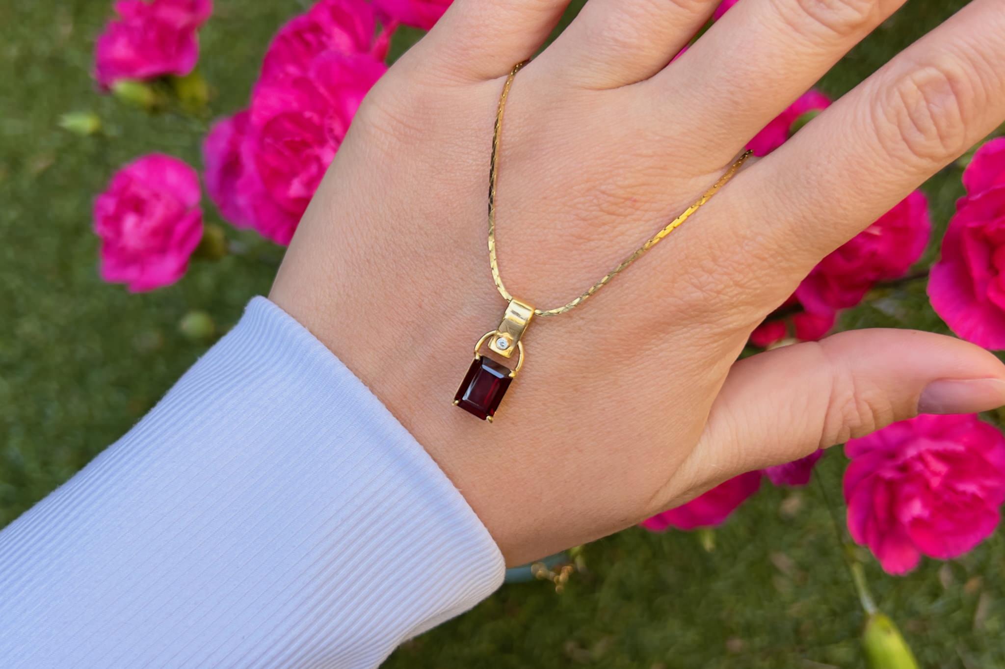 Contemporary Red Garnet Pendant 3 Carat Set with Diamond 18k Yellow Gold For Sale