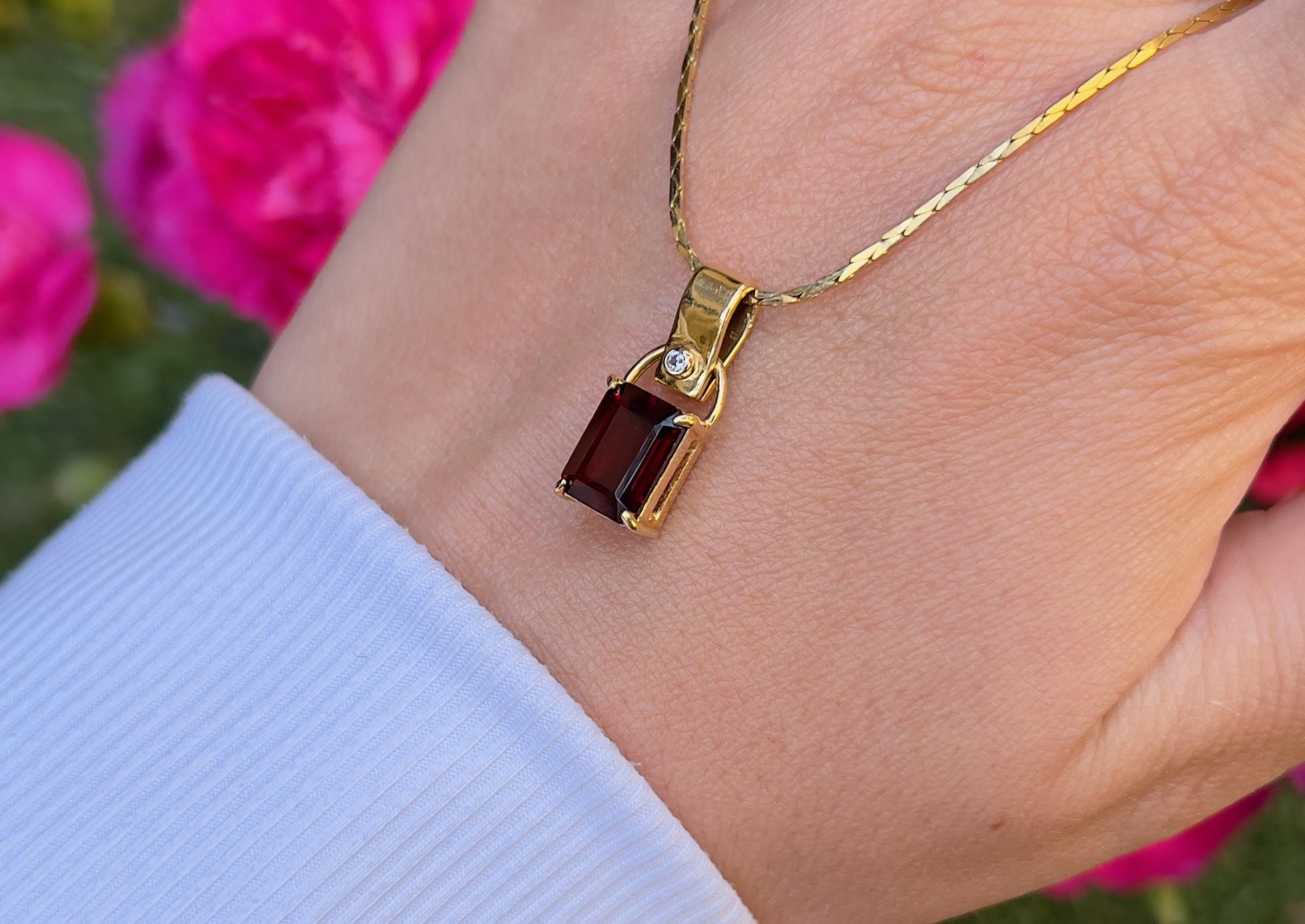 Red Garnet Pendant 3 Carat Set with Diamond 18k Yellow Gold In Excellent Condition For Sale In Laguna Niguel, CA
