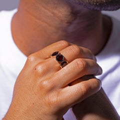 Anello Russell con granato rosso di Priyashi Nahata in oro rosa 18 carati