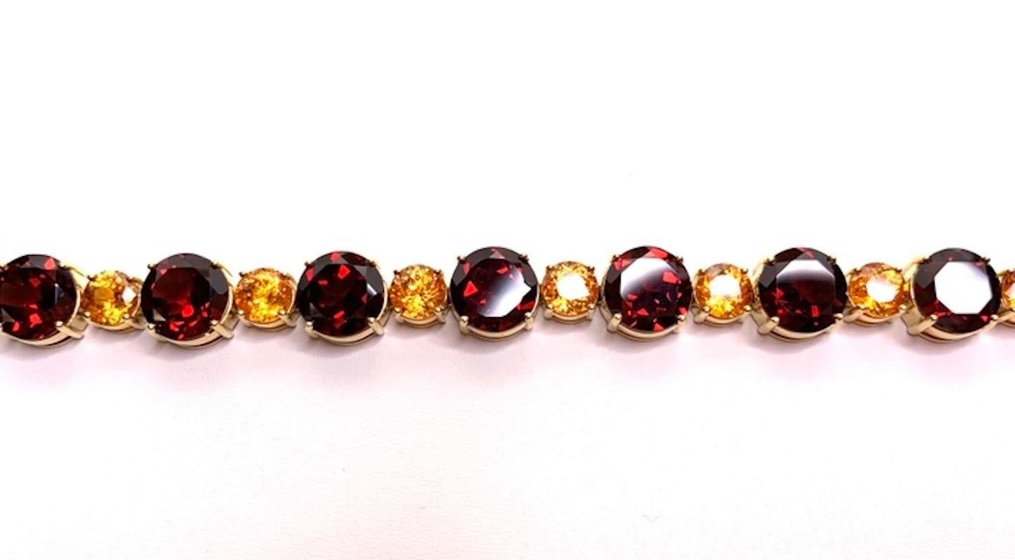 Tennisarmband aus Spessartin und rotem Granat, insgesamt 54,87 Karat in Gelbgold (Rundschliff) im Angebot