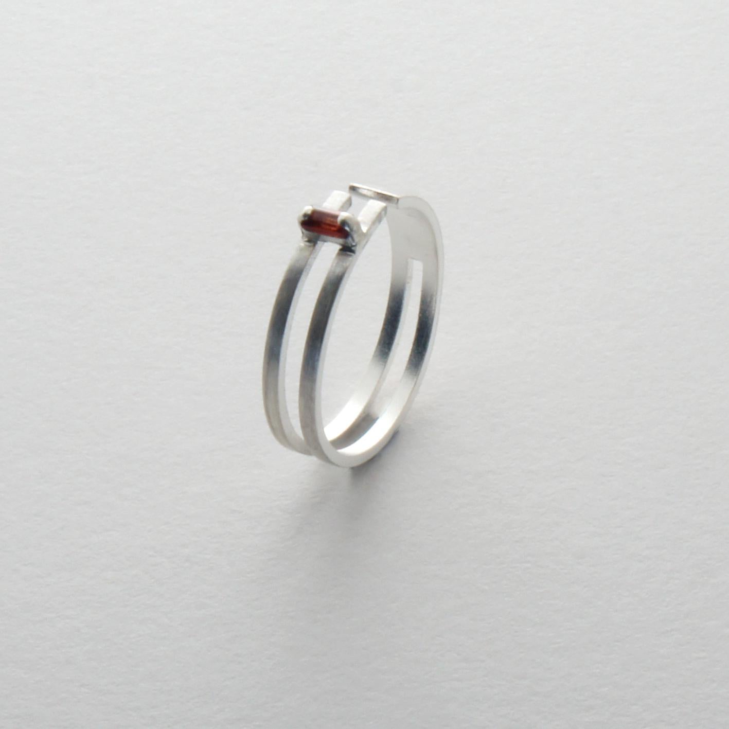 Artisan Bague à double ligne en argent sterling et grenat rouge en vente