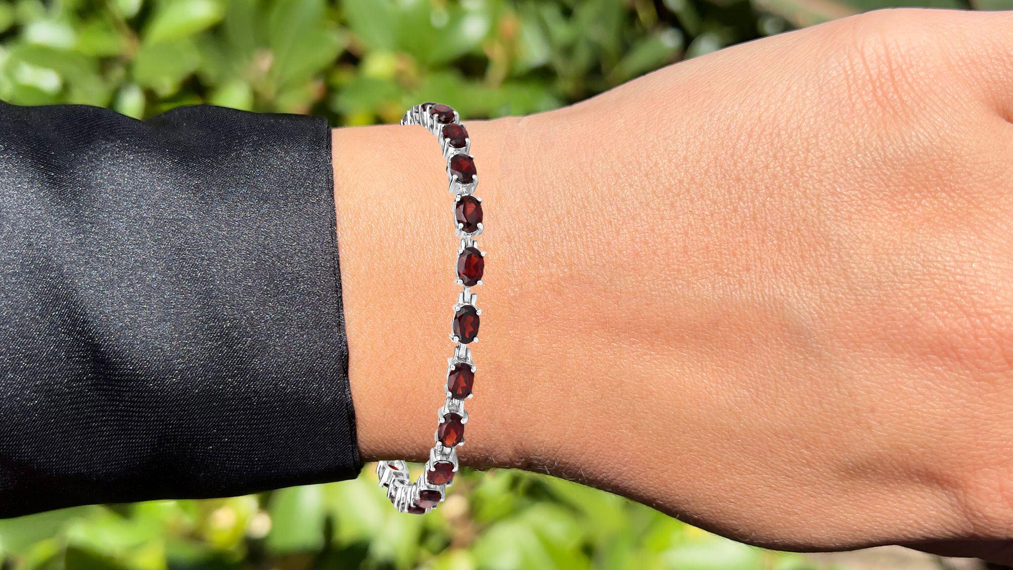 Es kommt mit dem Gemmologischen Gutachten von GIA GG/AJP
Alle Edelsteine sind natürlich
22 ovale Granate = 11,25 Karat
Metall: Rhodiniertes Sterling Silber
Länge: 7,25 Zoll