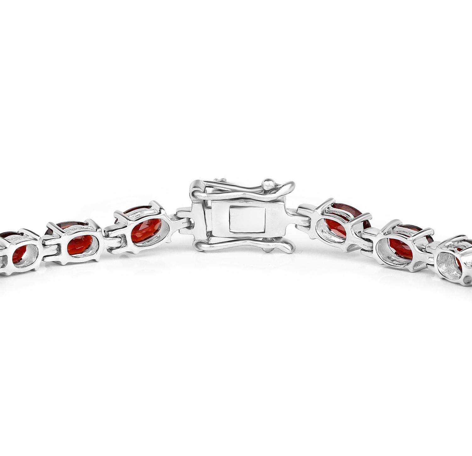 Taglio ovale Red Garnet Tennis Bracelet 11.25 Carats Rhodium Plated Sterling Silver in vendita