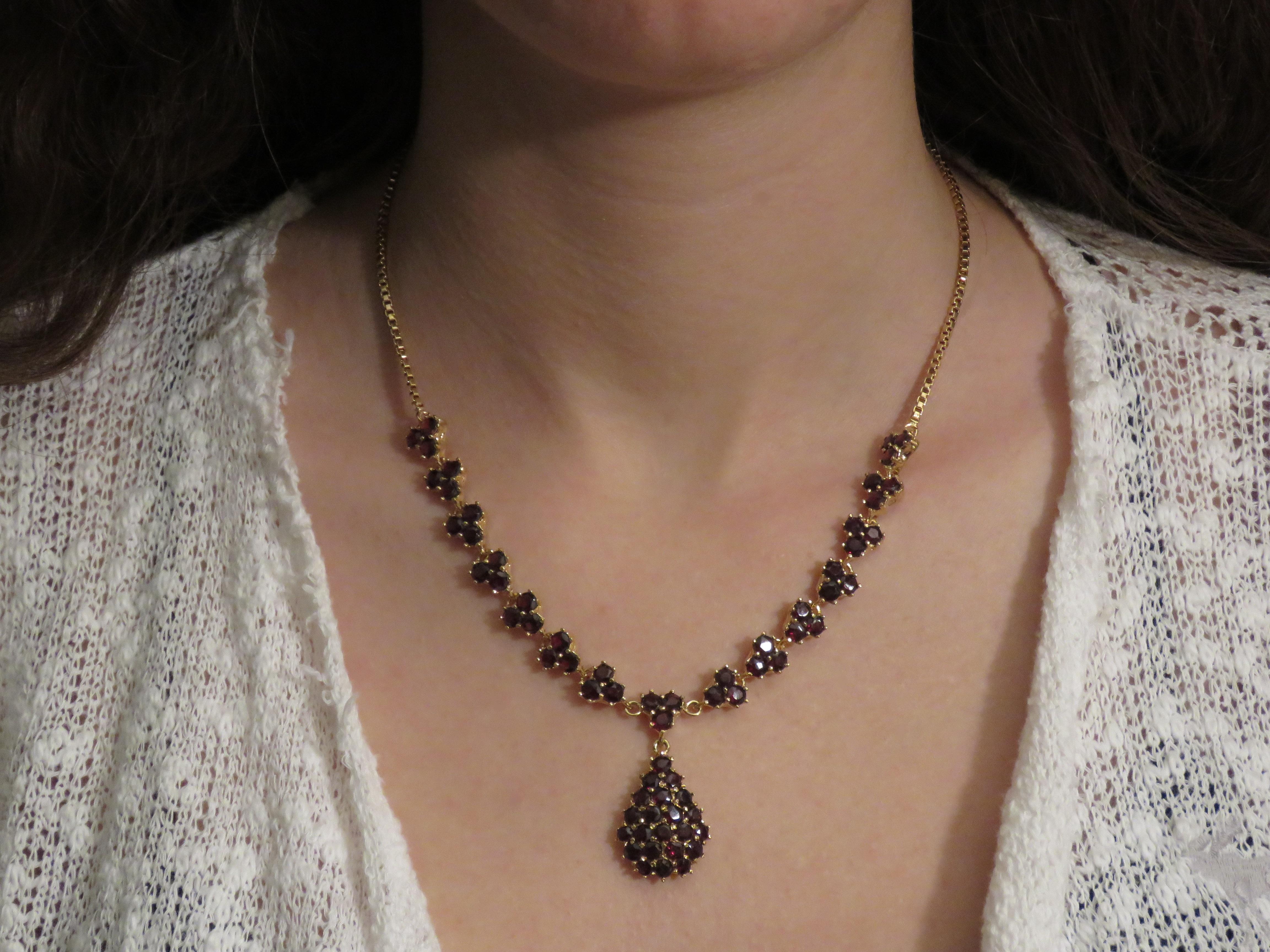 Brilliant Cut Red Garnet 18 Kt Yellow Gold Choker Necklace For Sale