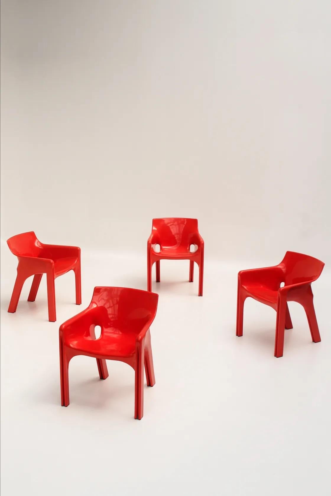 Édités par Artemide dans les années 70, ces fauteuils Gaudi signés Vico Magistretti sont devenus des classiques du design italien. Avec leur silhouette sculpturale en polypropylène moulé, leur teinte rouge vif et leur forme monobloc aux lignes