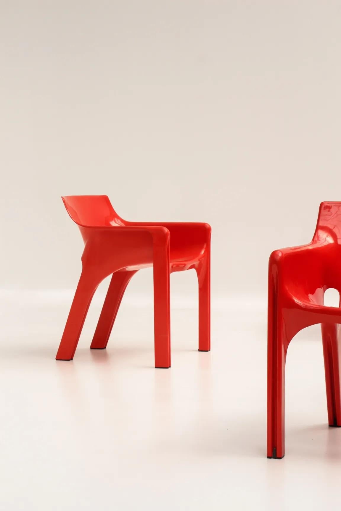 Ère spatiale Chaises Gaudi rouges de Vico Magistretti pour Artemide, 1970, ensemble de 4 en vente