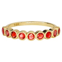 Roter Edelstein halber Ewigkeitsring aus 14k Gold.