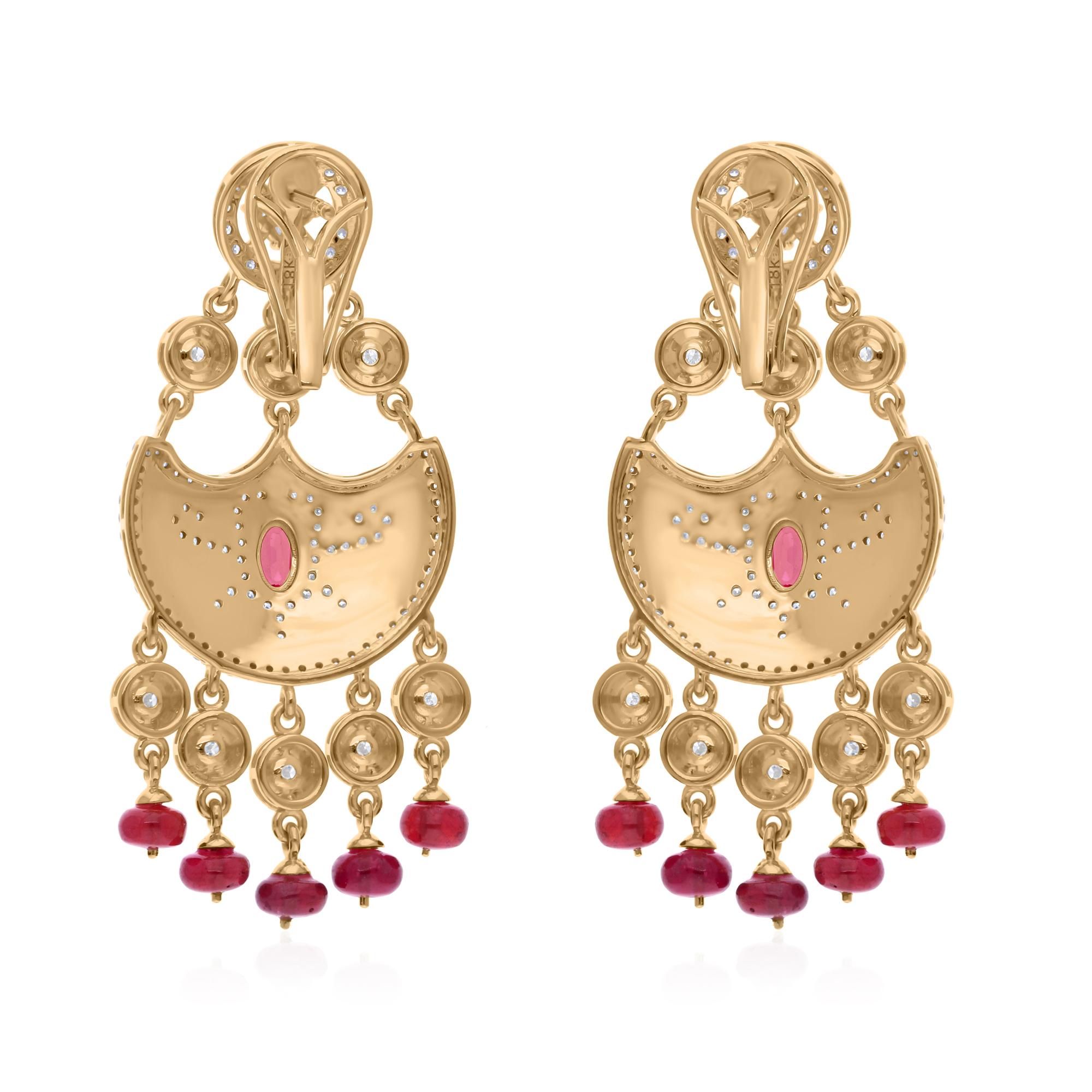 Moderno Orecchini pendenti con gemma rossa SI/H Diamante rotondo in oro giallo 18 kt. in vendita