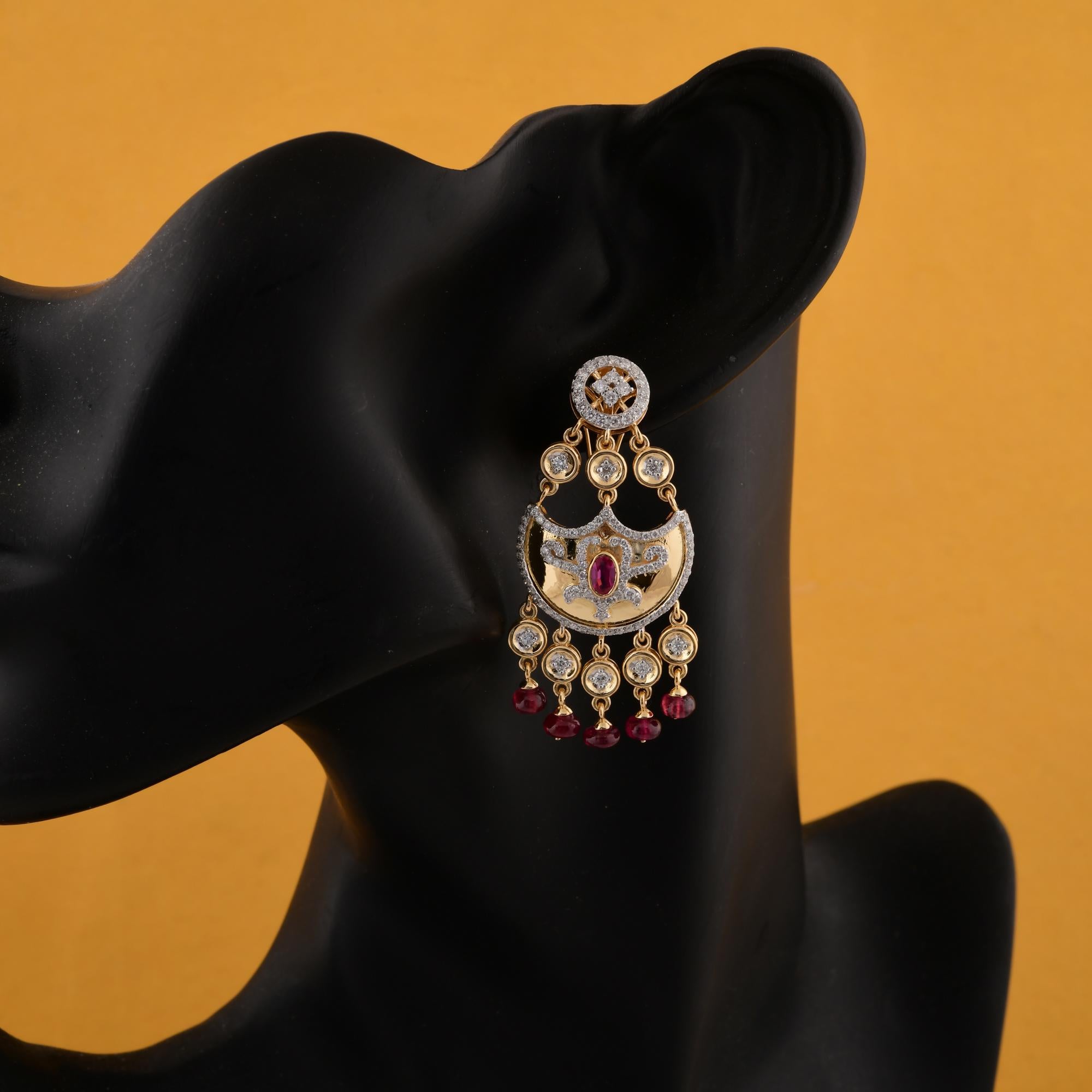 Taglio rotondo Orecchini pendenti con gemma rossa SI/H Diamante rotondo in oro giallo 18 kt. in vendita