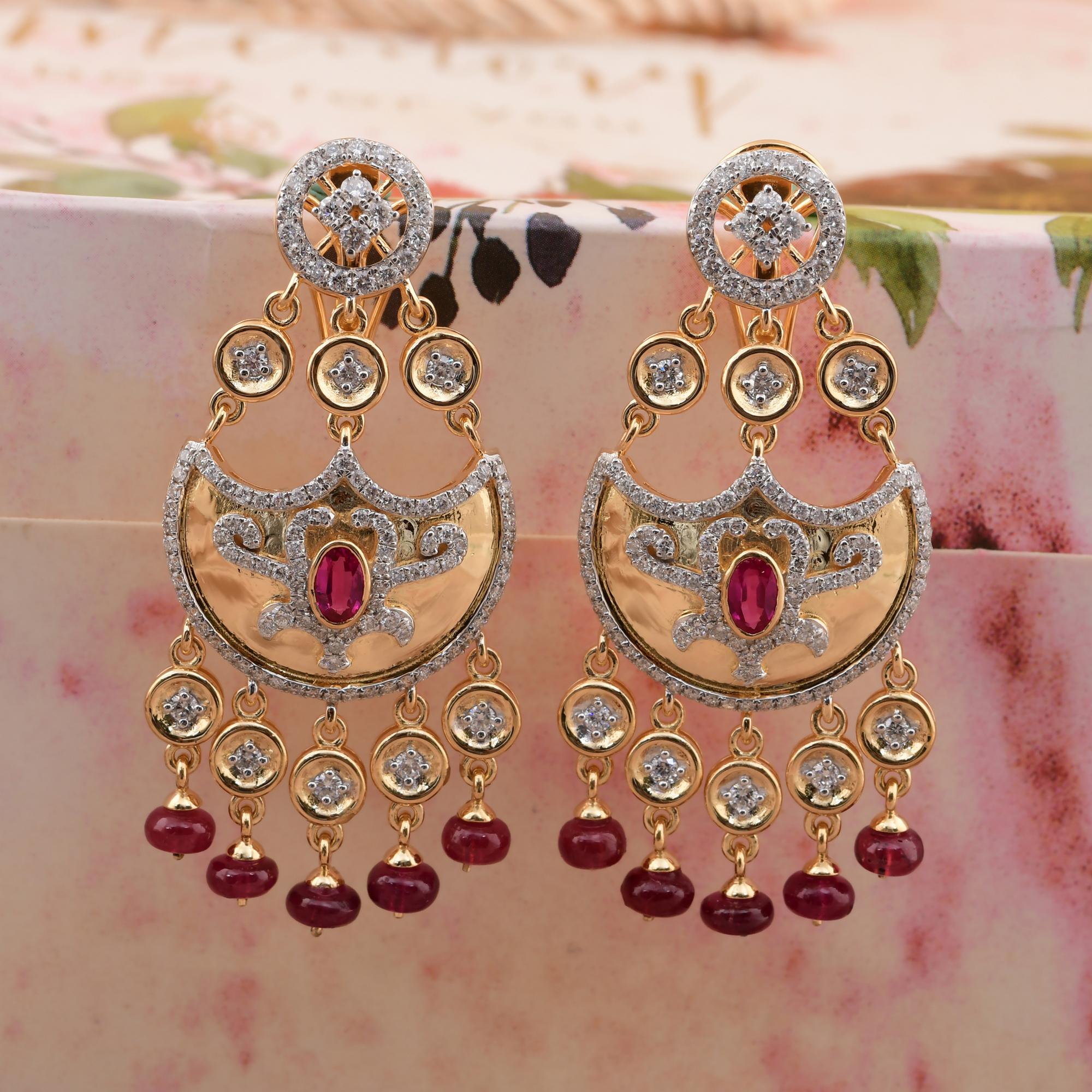 Orecchini pendenti con gemma rossa SI/H Diamante rotondo in oro giallo 18 kt. In condizioni Nuovo in vendita a Diera, Dubai