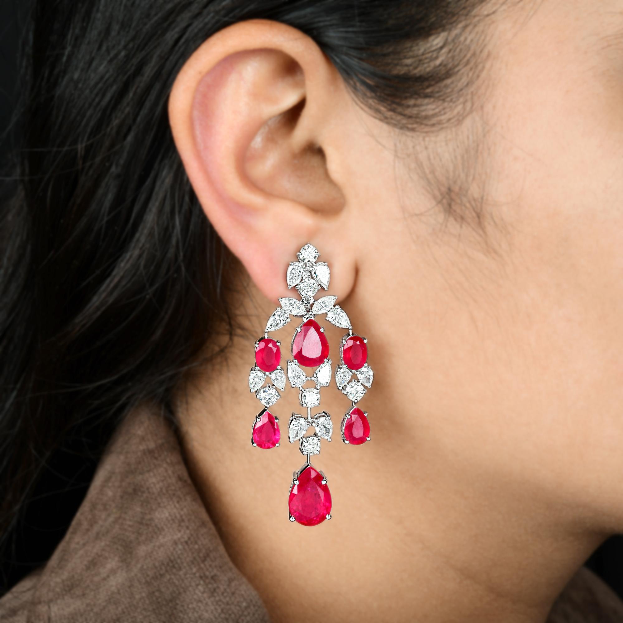 Boucles d'oreilles chandelier en or blanc 14k faites à la main et composées de pierres rouges et de diamants
Ces boucles d'oreilles sont magistralement serties de pierres rouges taillées en poire et en ovale et de diamants dans un style chandelier,