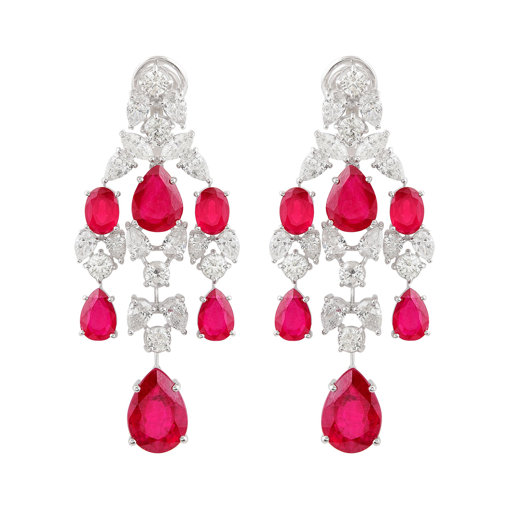 Taille ovale Boucles d'oreilles chandelier en or blanc 14k, pierres rouges et diamants, faites à la main en vente