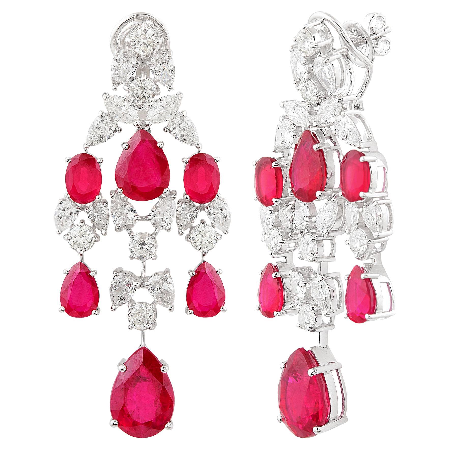 Moderne Boucles d'oreilles chandelier en or blanc 18k faites à la main et composées de pierres rouges et de diamants en vente