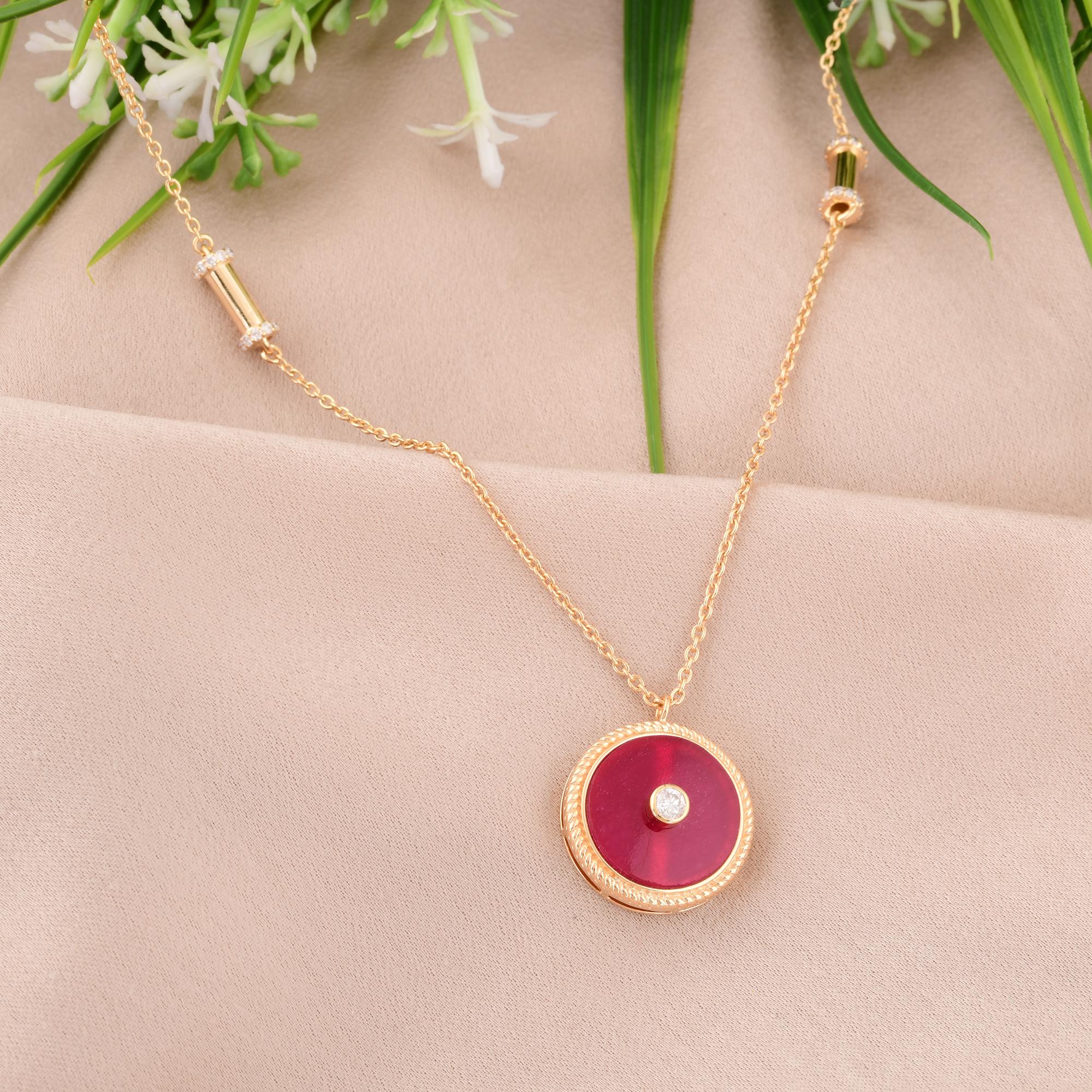 Élevez votre style grâce au charme exquis de ce collier à pendentif en pierres rouges, orné d'un diamant rond radieux et méticuleusement réalisé en or jaune 14 carats. Cette magnifique pièce de joaillerie fine est une célébration de l'élégance et de