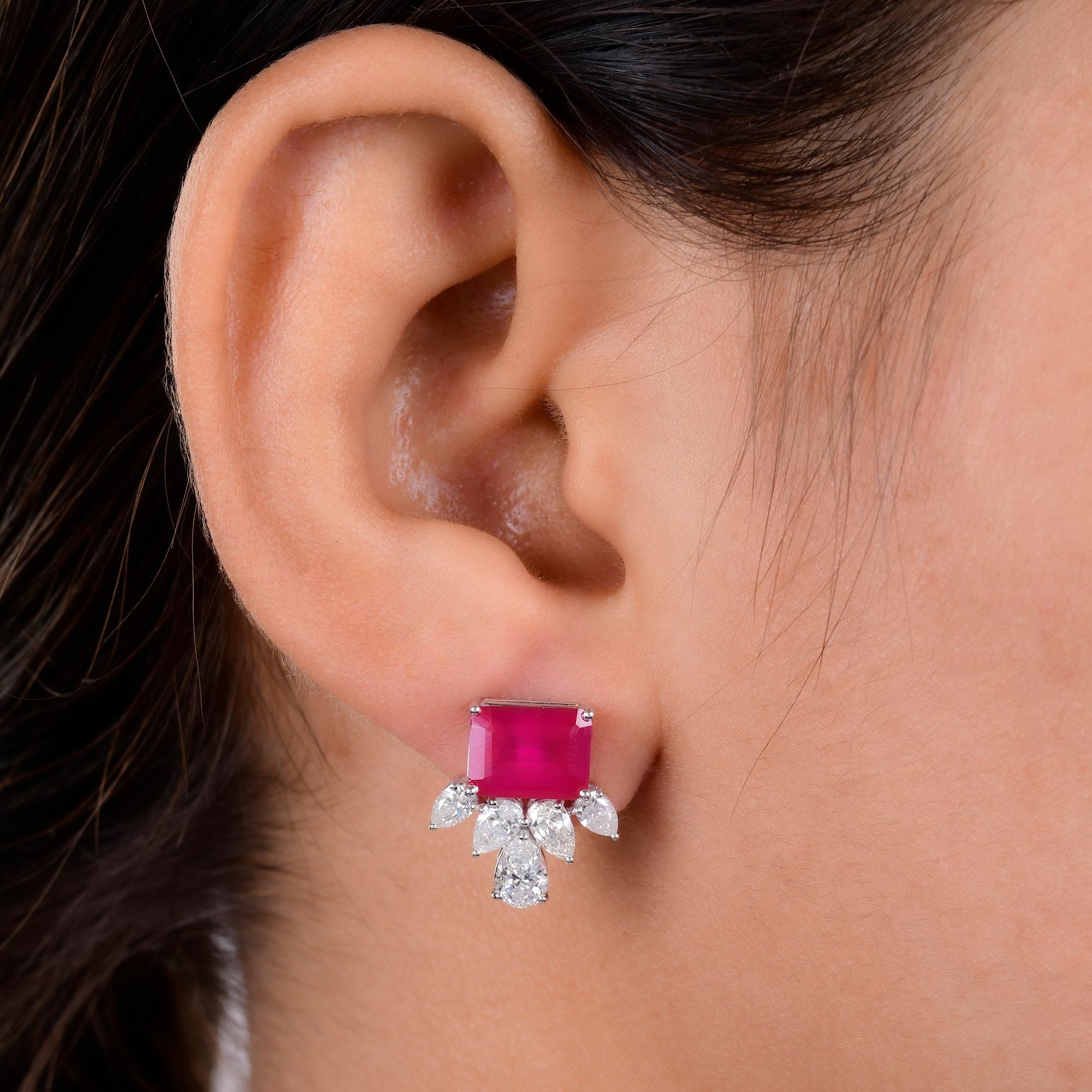 Laissez-vous séduire par l'élégance intemporelle de ces boucles d'oreilles en pierres rouges, ornées de diamants poires étincelants et méticuleusement fabriquées à la main en or blanc 14 carats rayonnant. Cette exquise paire de bijoux faits main est