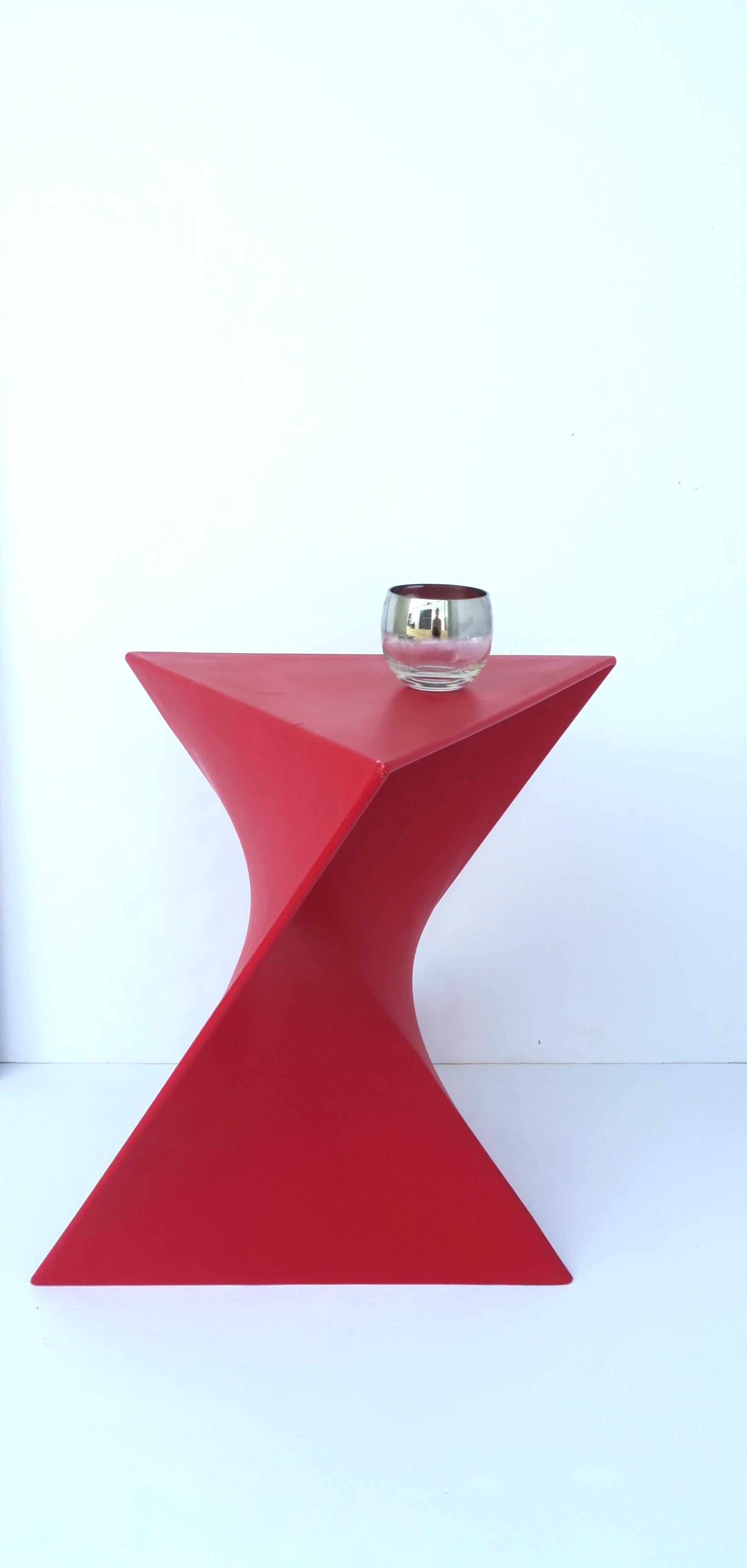 Red Geometric Side Drinks Table, Late 20th Century In Good Condition For Sale In New York, NY