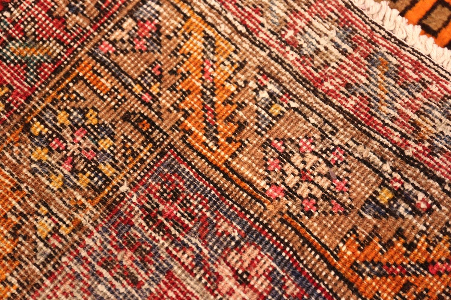 Eine spannende lebendige rote Hintergrundfarbe geometrische Vintage Persian Heriz Läufer Teppich, Herkunftsland / Teppich-Typ: Persische Teppiche, Datum ca. Vintage Mitte des 20. Jahrhunderts. Größe: 1,09 m x 2,9 m (3 ft 7 in x 9 ft 6 in) 

