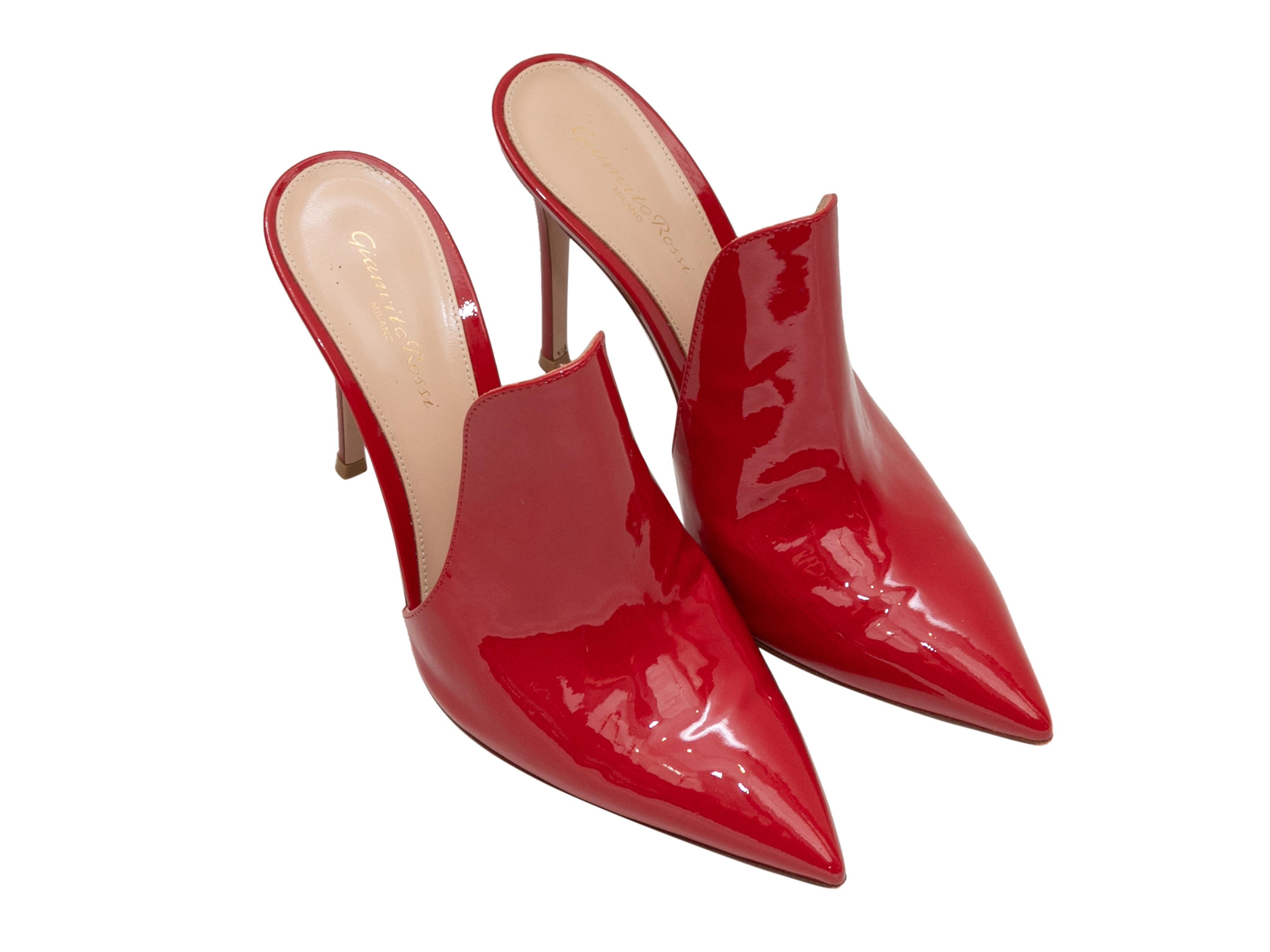 Mules à talons en cuir verni rouge de Gianvito Rossi. Hauteur du talon : 4,5