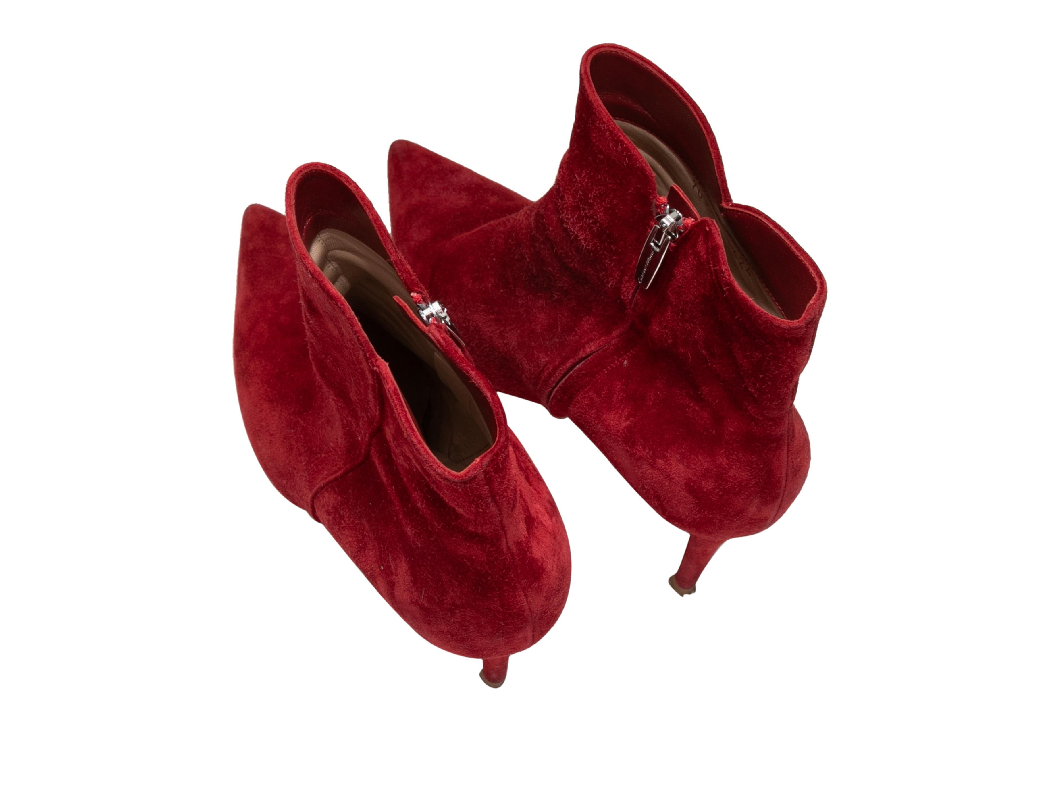 Bottines à talons en daim rouge de Gianvito Rossi. Fermetures à glissière argentées sur les côtés intérieurs. Hauteur de la tige : 5,25