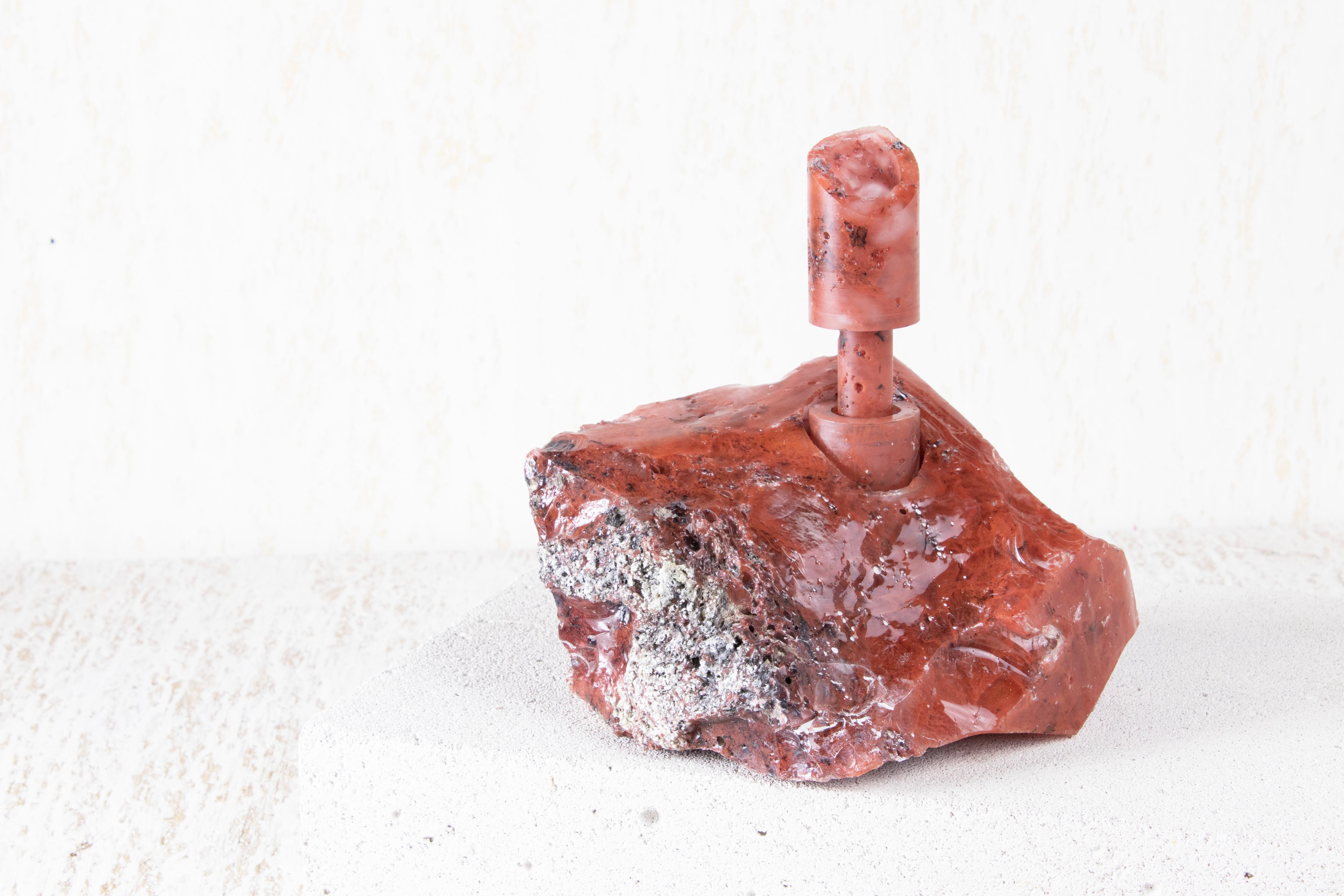 Abra-Kandelaber aus rotem Glas von Studio DO
Abmessungen: T 20 x B 16,5 x H 19 cm
MATERIALIEN: Stein, Aluminium.
2,65 kg.

Stein und Feuer sind durch ein zeitloses Band verbunden. Das Funkeln, das durch das Aufeinandertreffen zweier Steine entsteht,