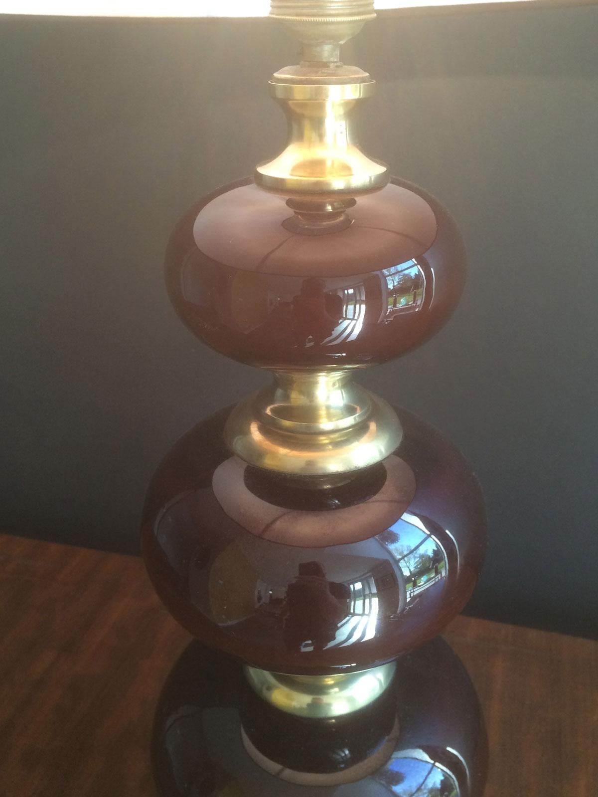 Lampe de bureau en verre rouge et laiton, datant d'environ 1960 en vente 3