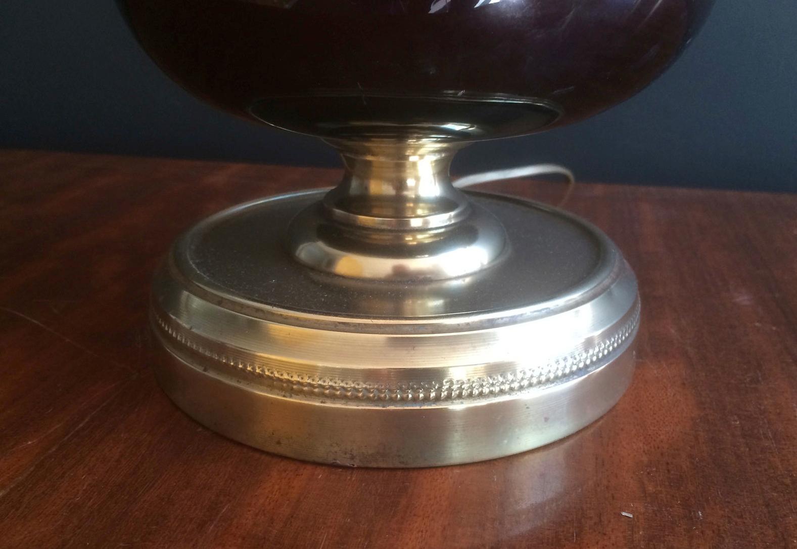 Lampe de bureau en verre rouge et laiton, datant d'environ 1960 en vente 6