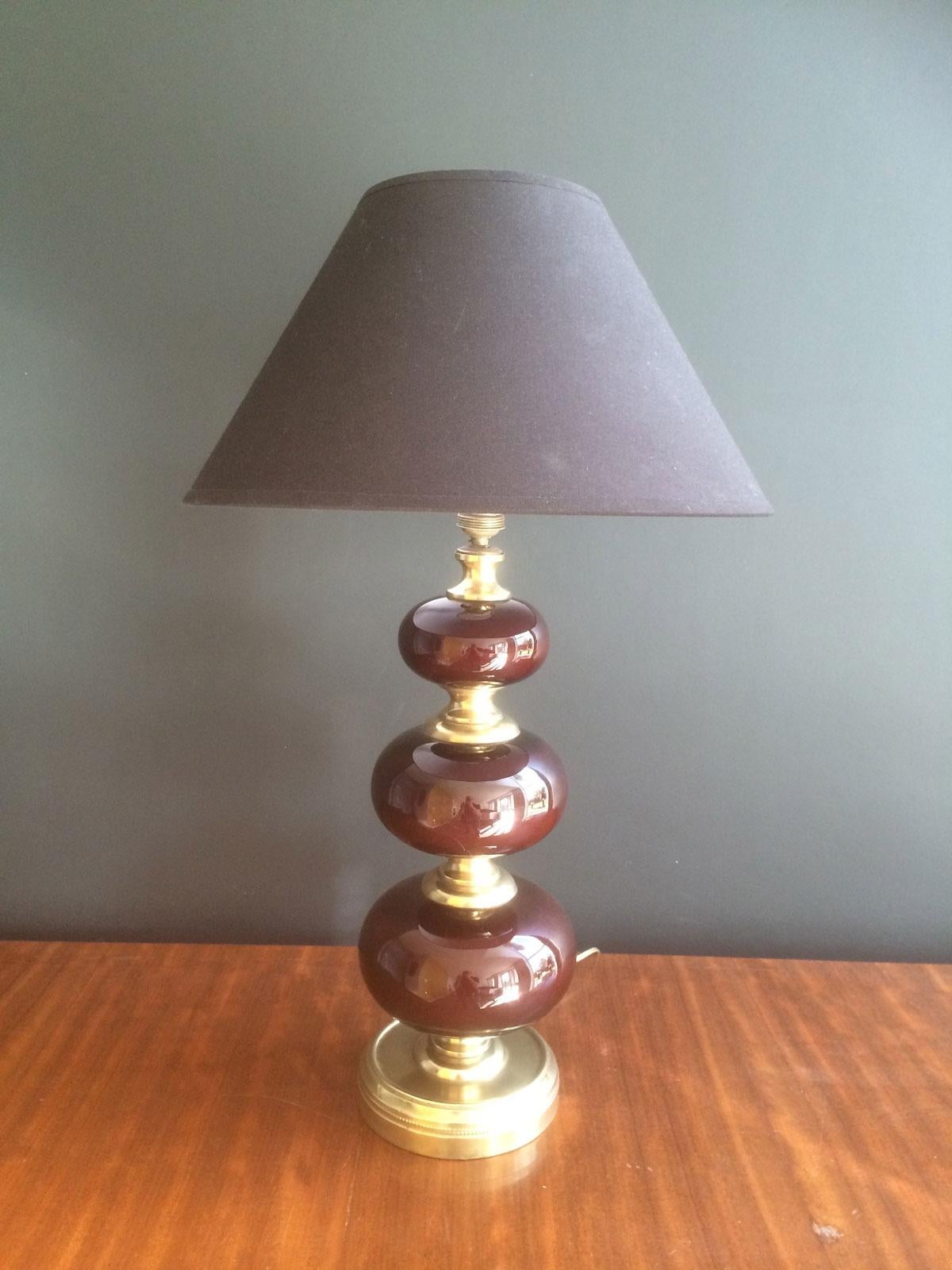 Lampe de bureau en verre rouge et laiton, datant d'environ 1960 en vente 7